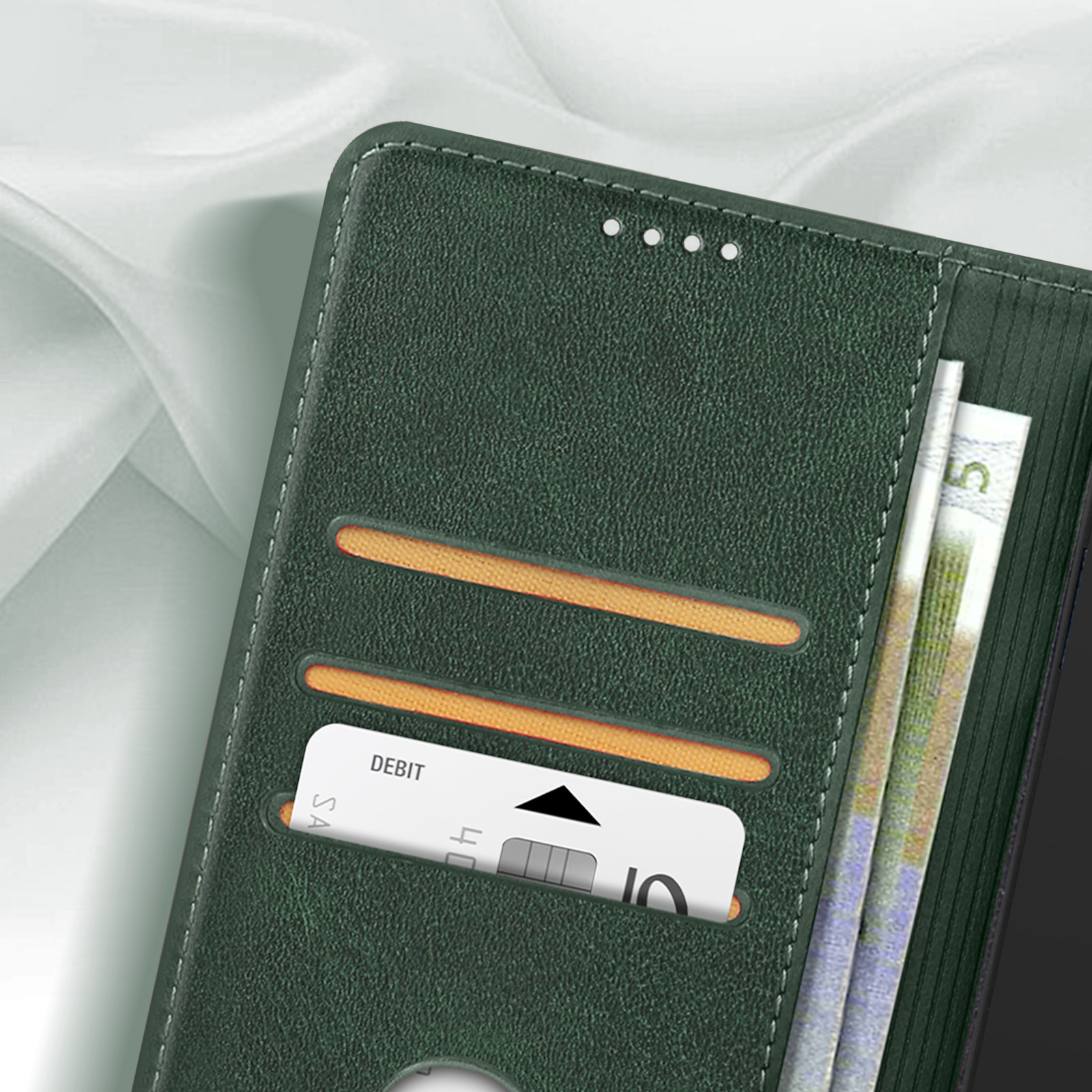 Custodia per telefono verde aperta con una carta di debito visibile in uno slot per carte e un po' di contanti.