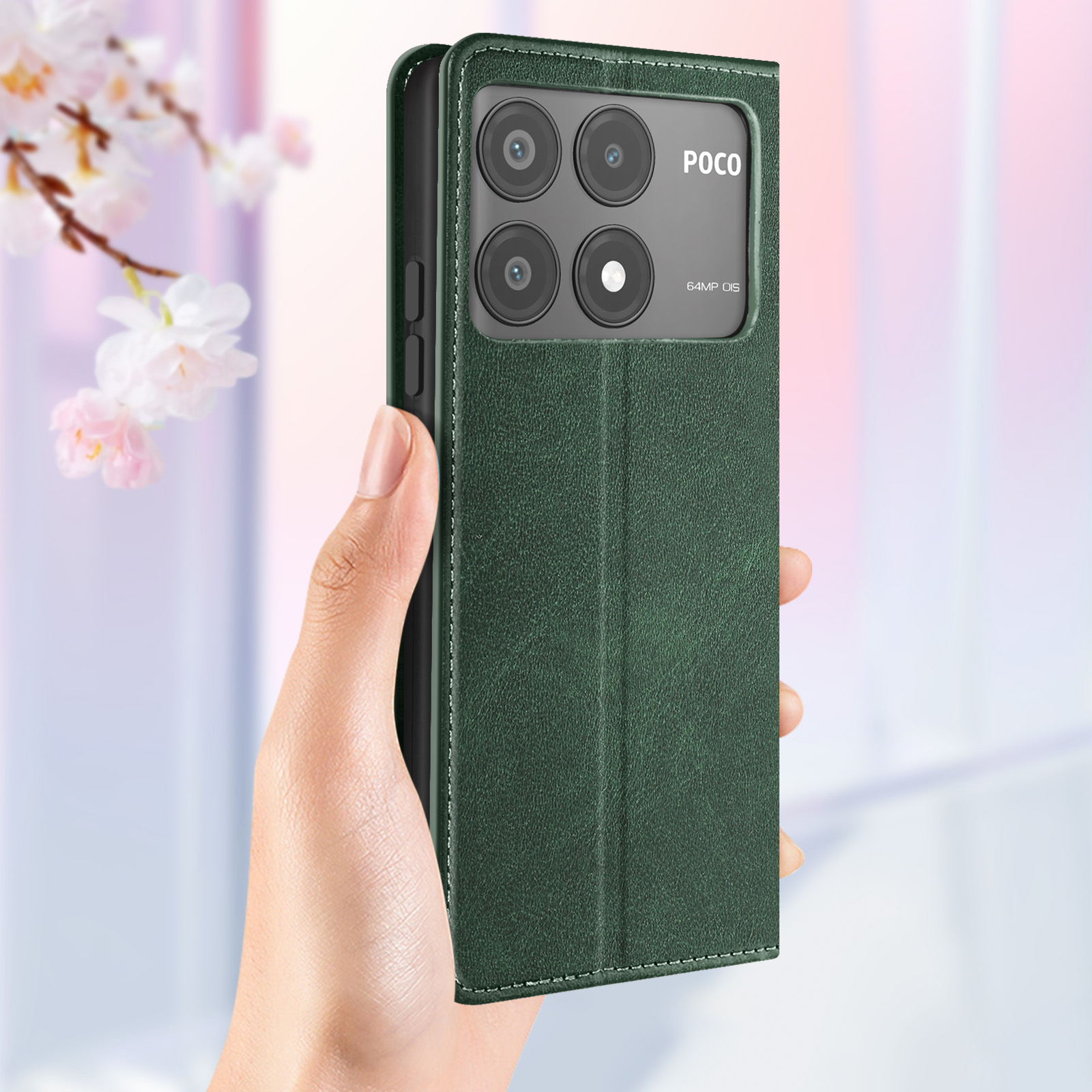 Una custodia verde per telefono tenuta in mano. Ha un rigonfiamento della fotocamera e il logo Poco.
