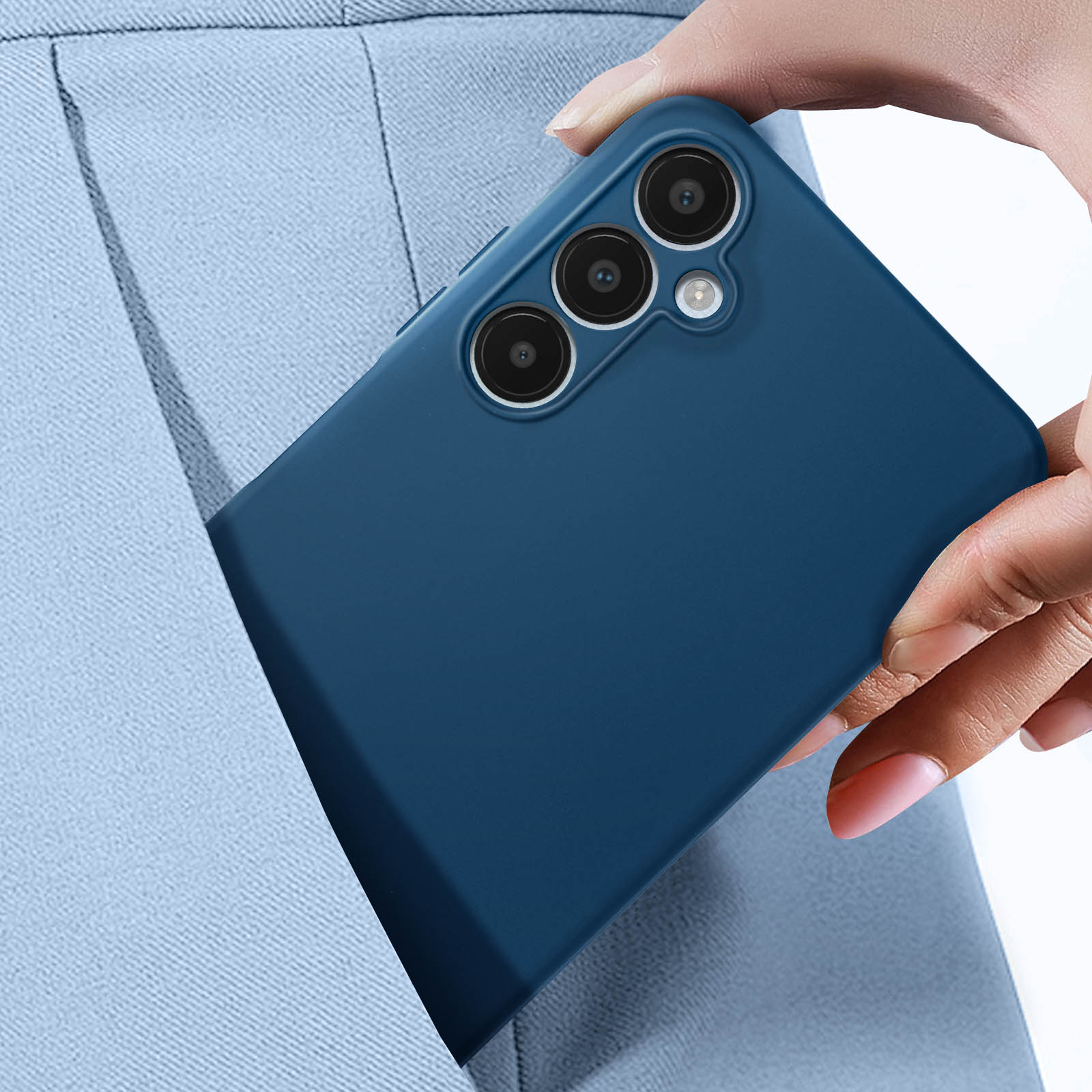Una funda azul para teléfono en el bolsillo de una persona, mostrando la parte trasera con triple cámara.