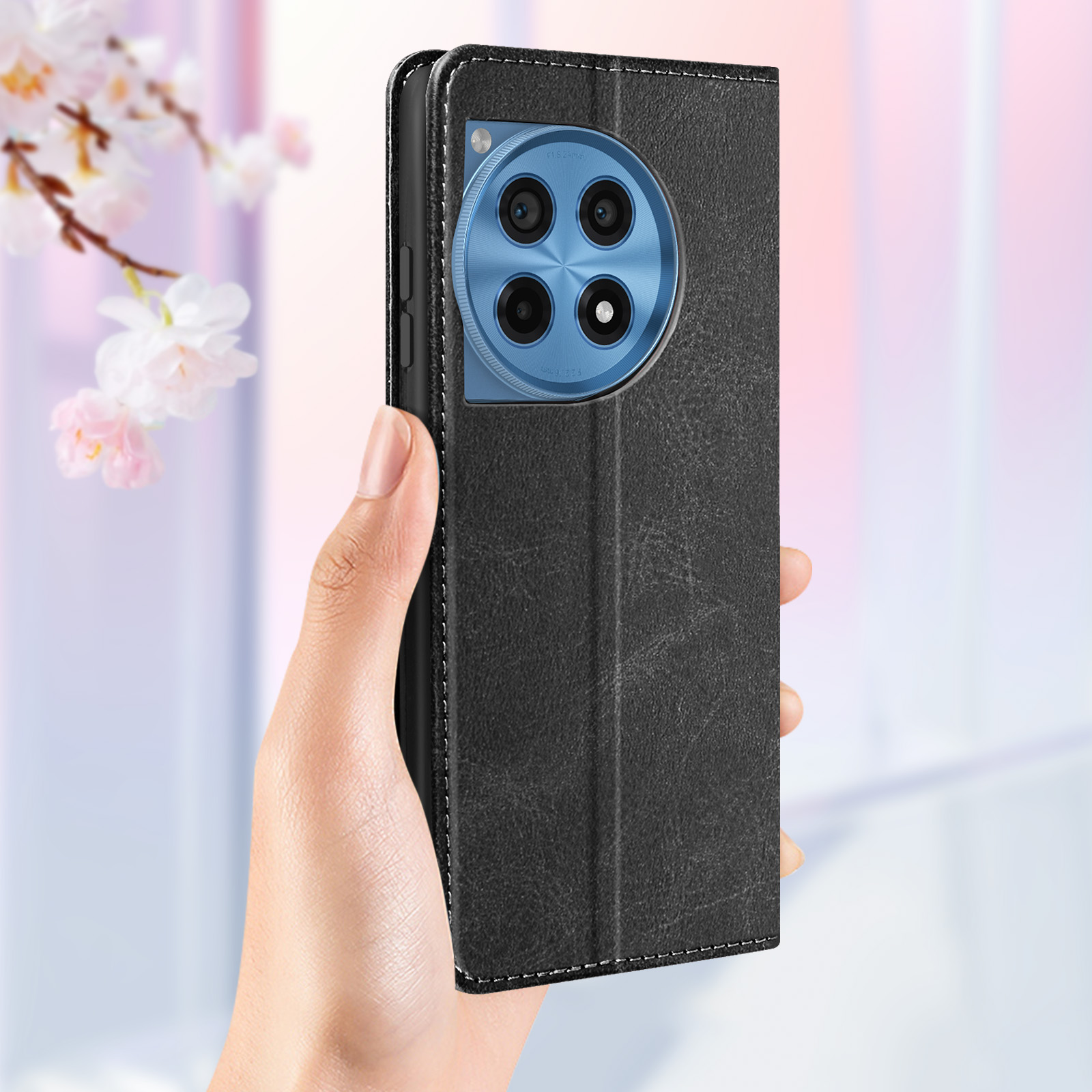 Custodia per telefono nera con obiettivo blu. La custodia è aperta, rivelando un telefono. Tenuto in mano.