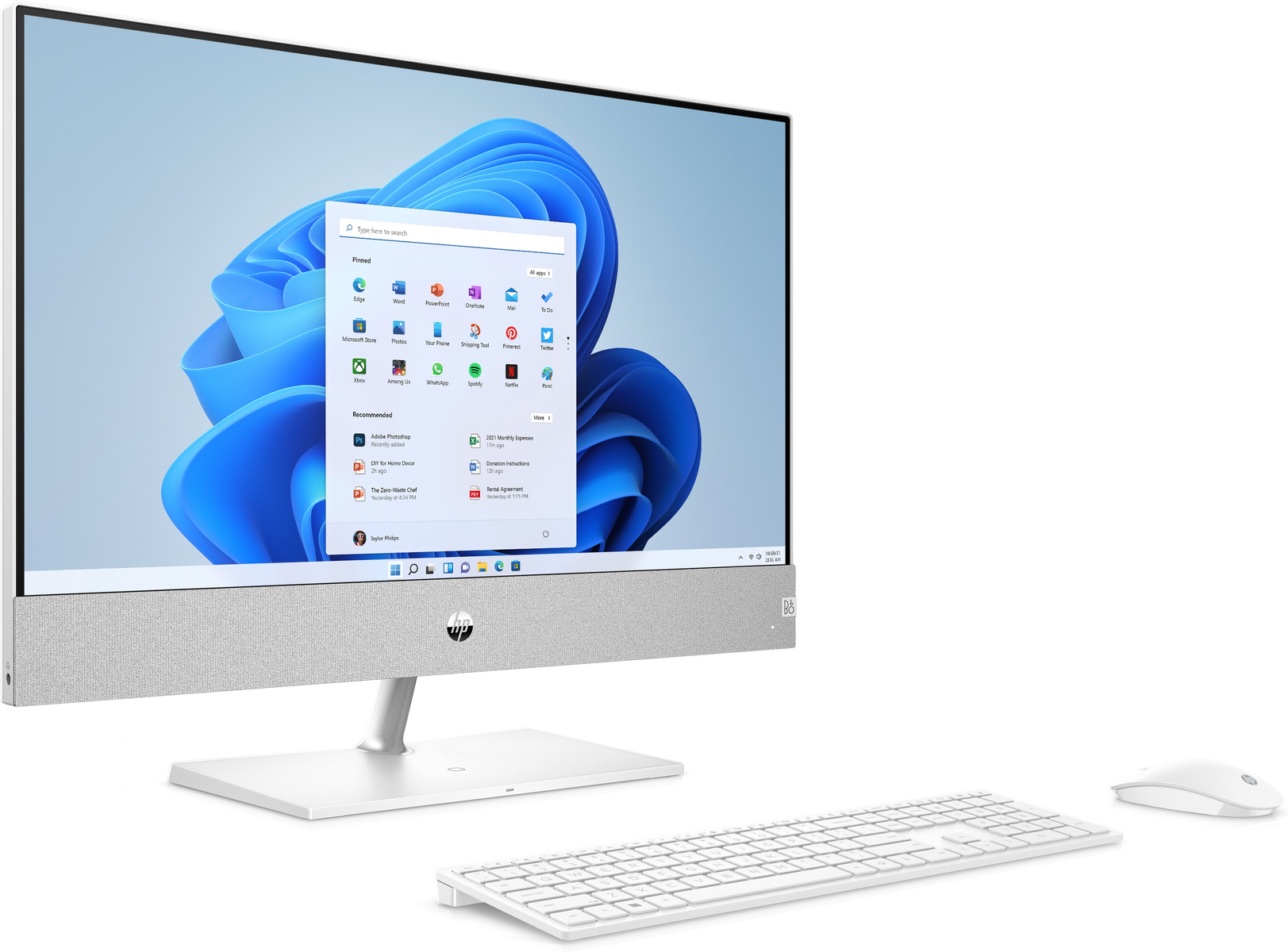 Biały komputer typu all-in-one z monitorem, klawiaturą i myszą, wyświetlający interfejs systemu Windows 11.