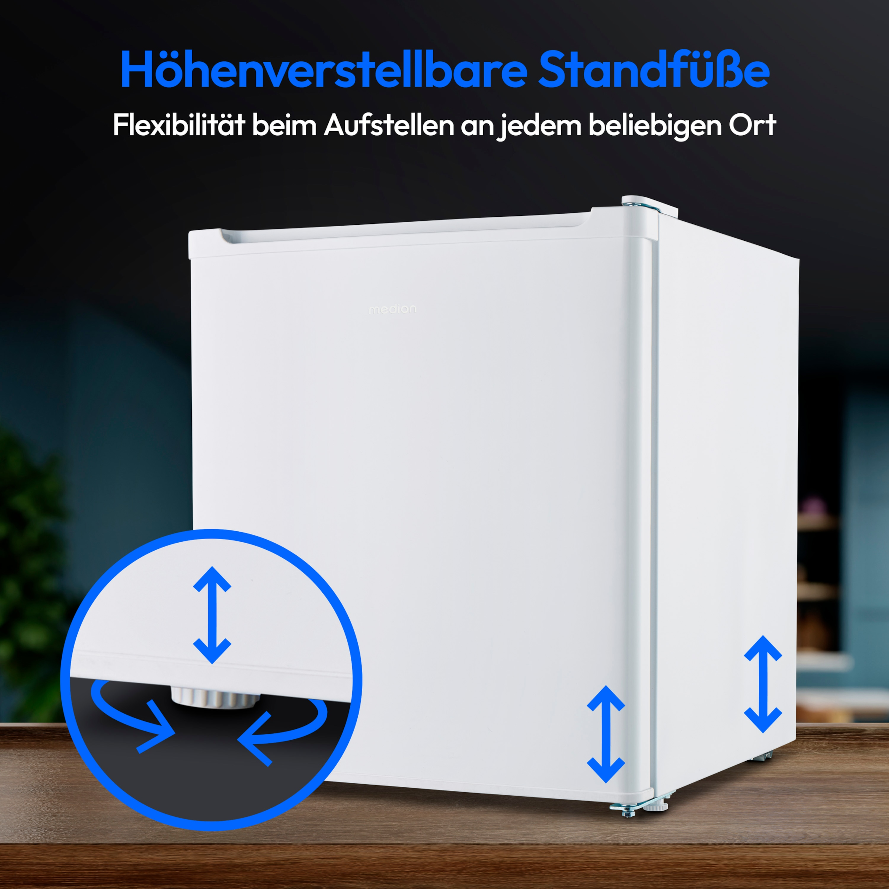 Witte koelkast met verstelbare poten op een houten tafel, tekst over verstelbaarheid.