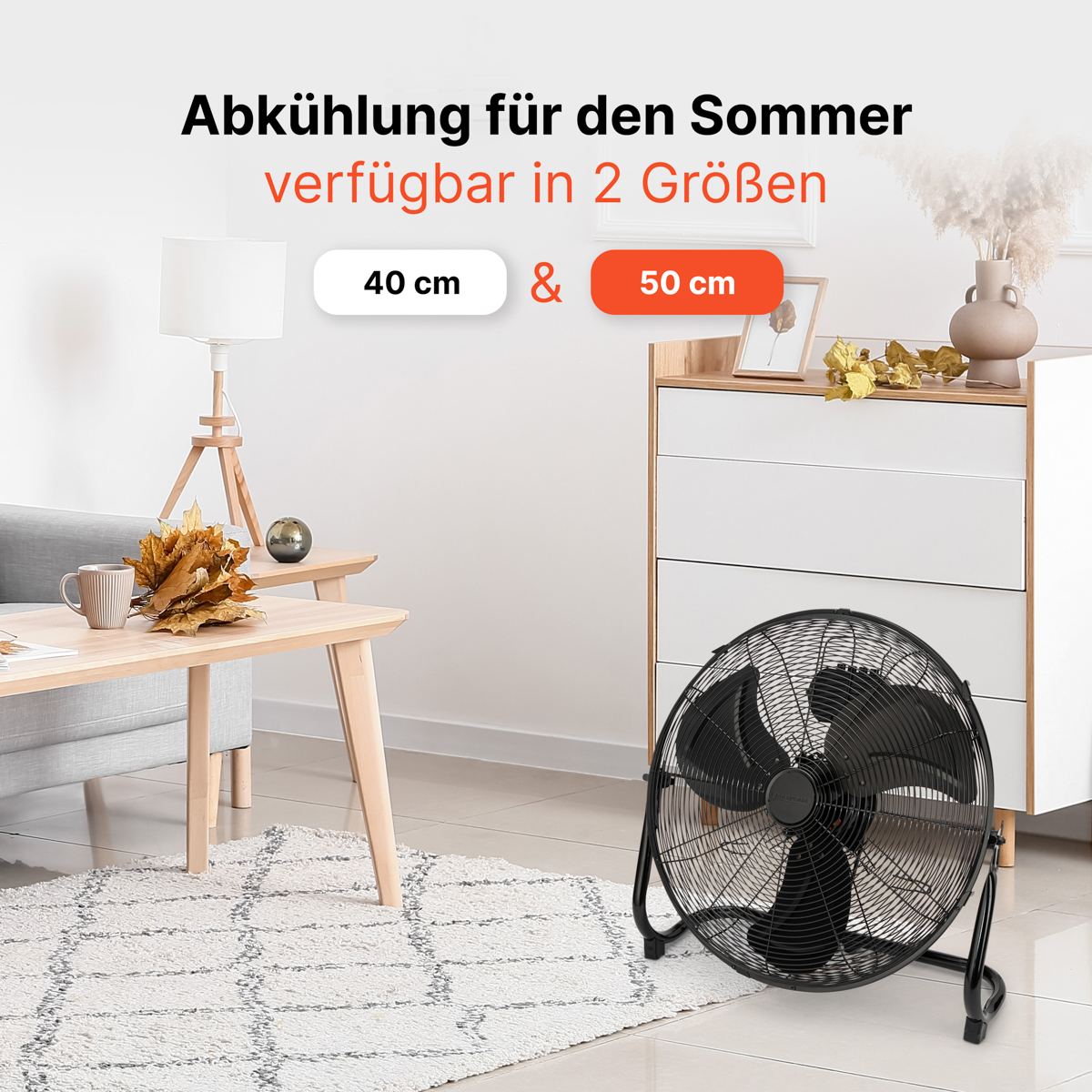 Czarny wentylator w pokoju z drewnianymi meblami. Tekst: 'Chłodzenie na lato, dostępne w 2 rozmiarach'.