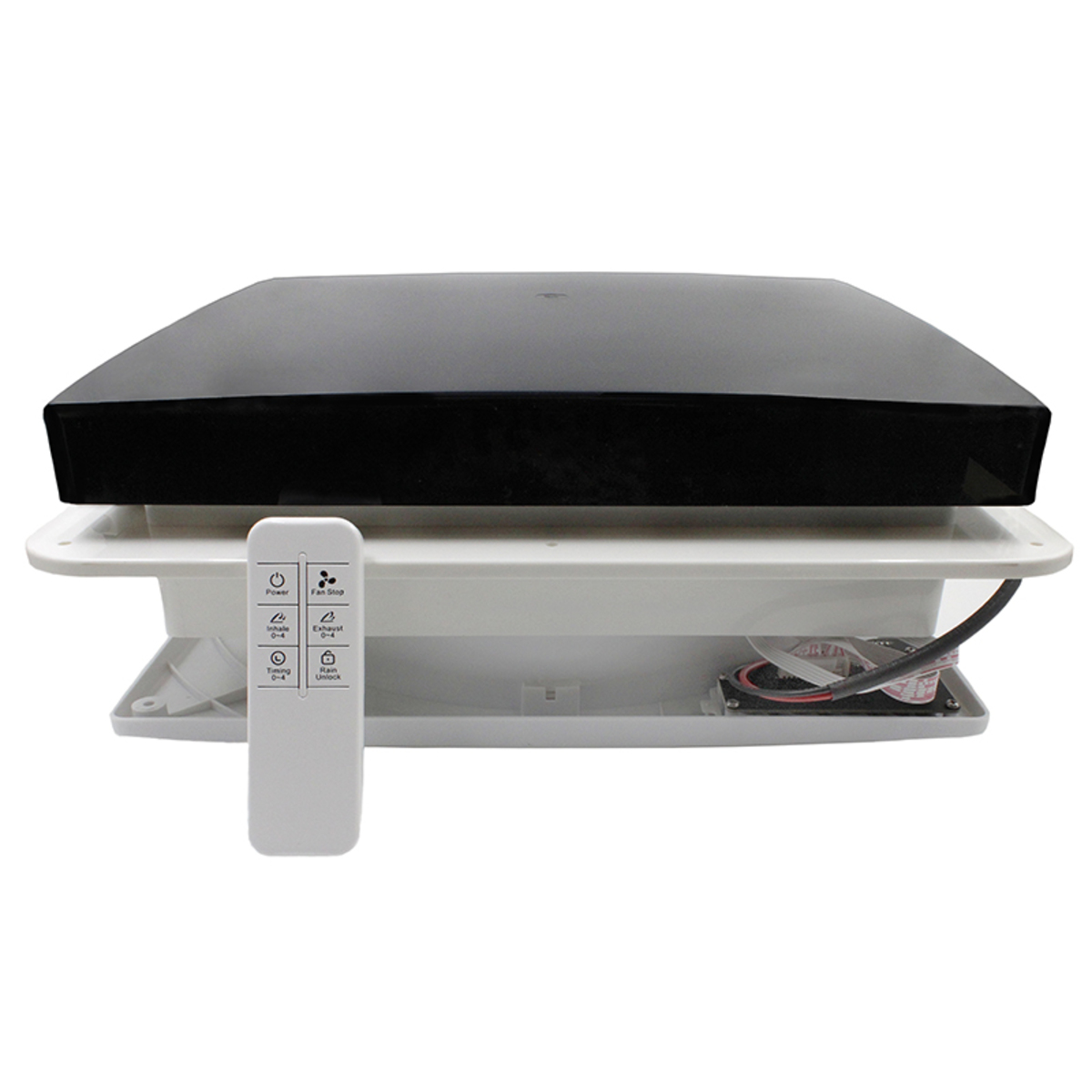 Schwarz-weißer Deckenventilator mit Fernbedienung.