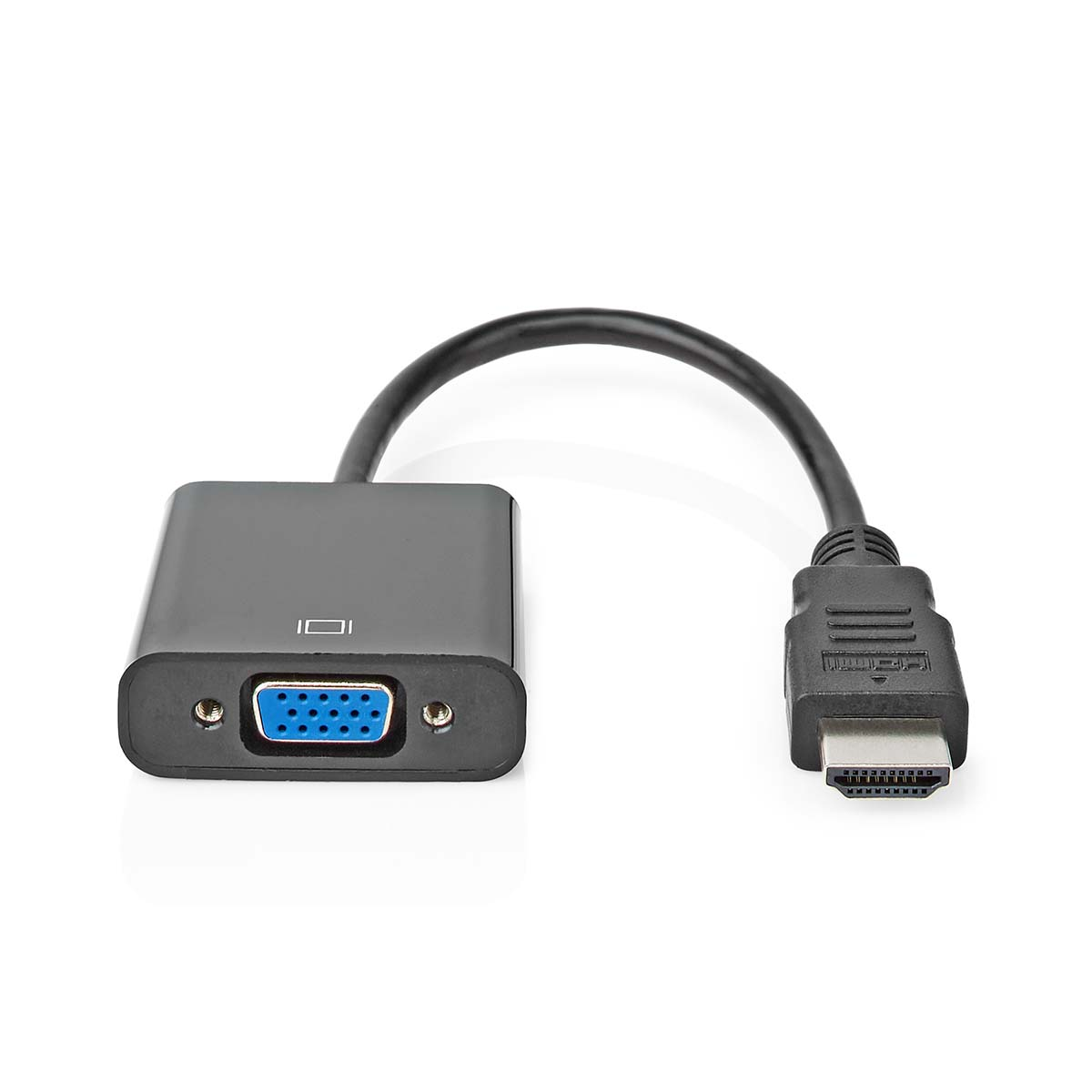Schwarzer HDMI-zu-VGA-Adapter. Schwarzes Kabel und Anschlüsse. VGA-Anschluss hat blaue Stifte. Isoliert auf Weiß.