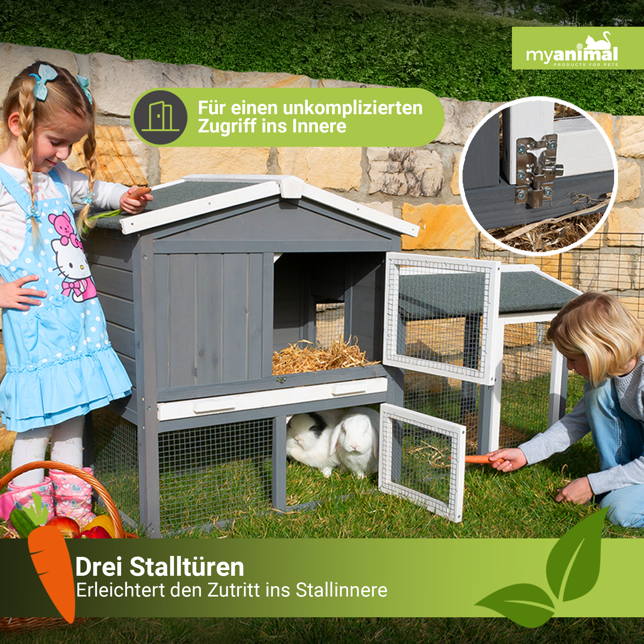 Zwei Kinder betrachten einen Kaninchenstall mit Kaninchen darin. Ein Kind bietet eine Karotte an.