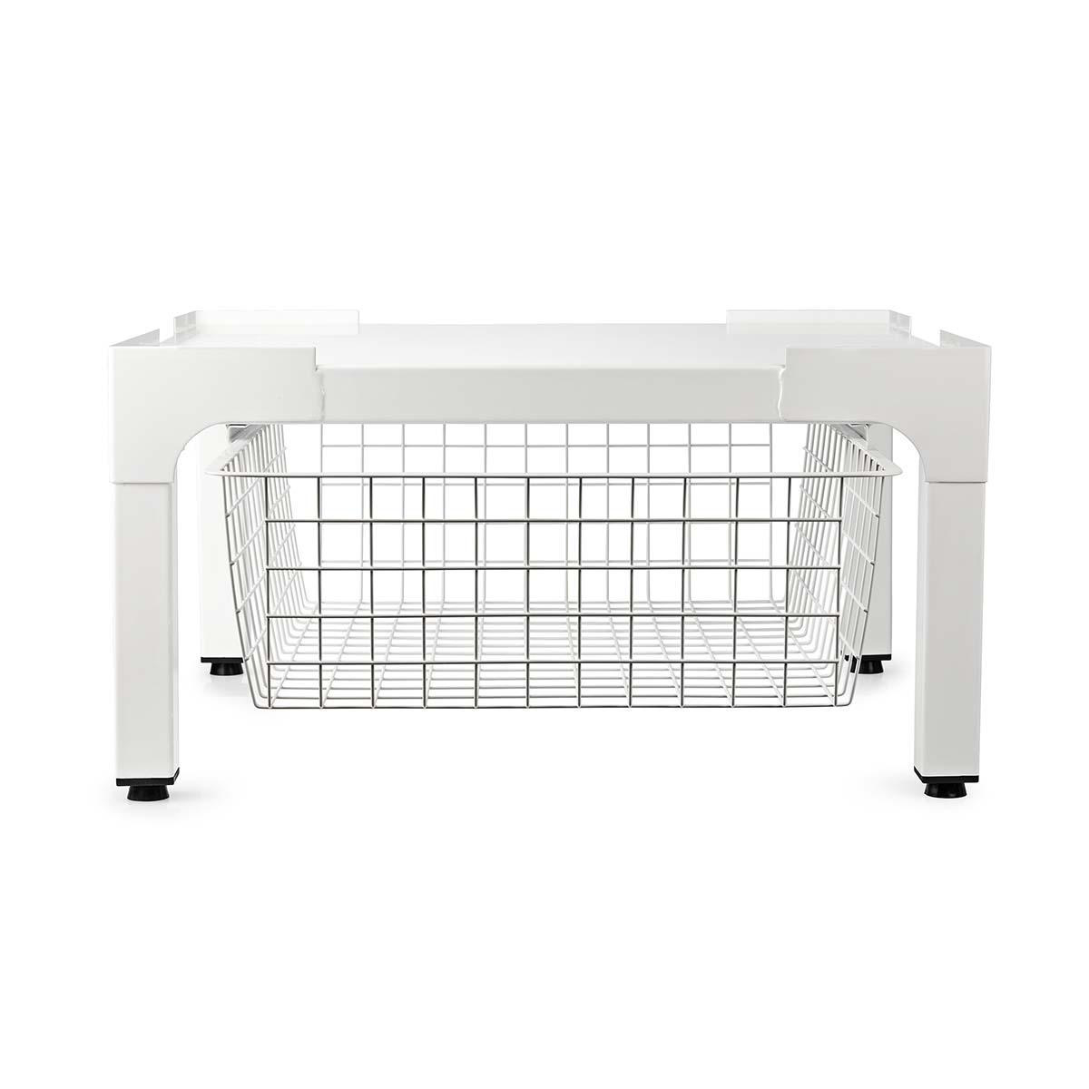 Weißer Metalltisch mit einem Drahtkorb darunter, auf weißem Hintergrund.