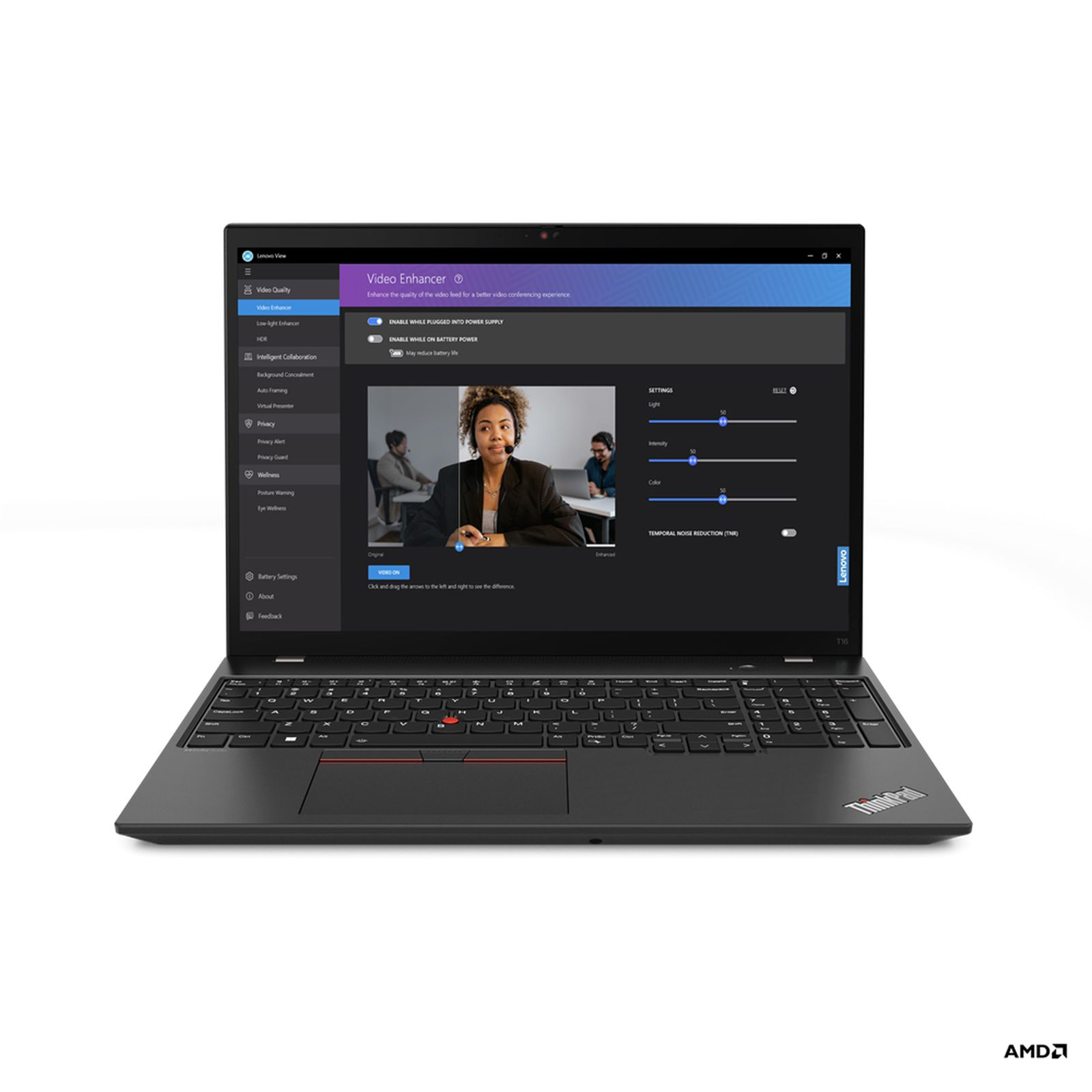 Un laptop Lenovo ThinkPad nero mostra un'interfaccia di videoconferenza. Lo schermo mostra le impostazioni per il miglioramento video.