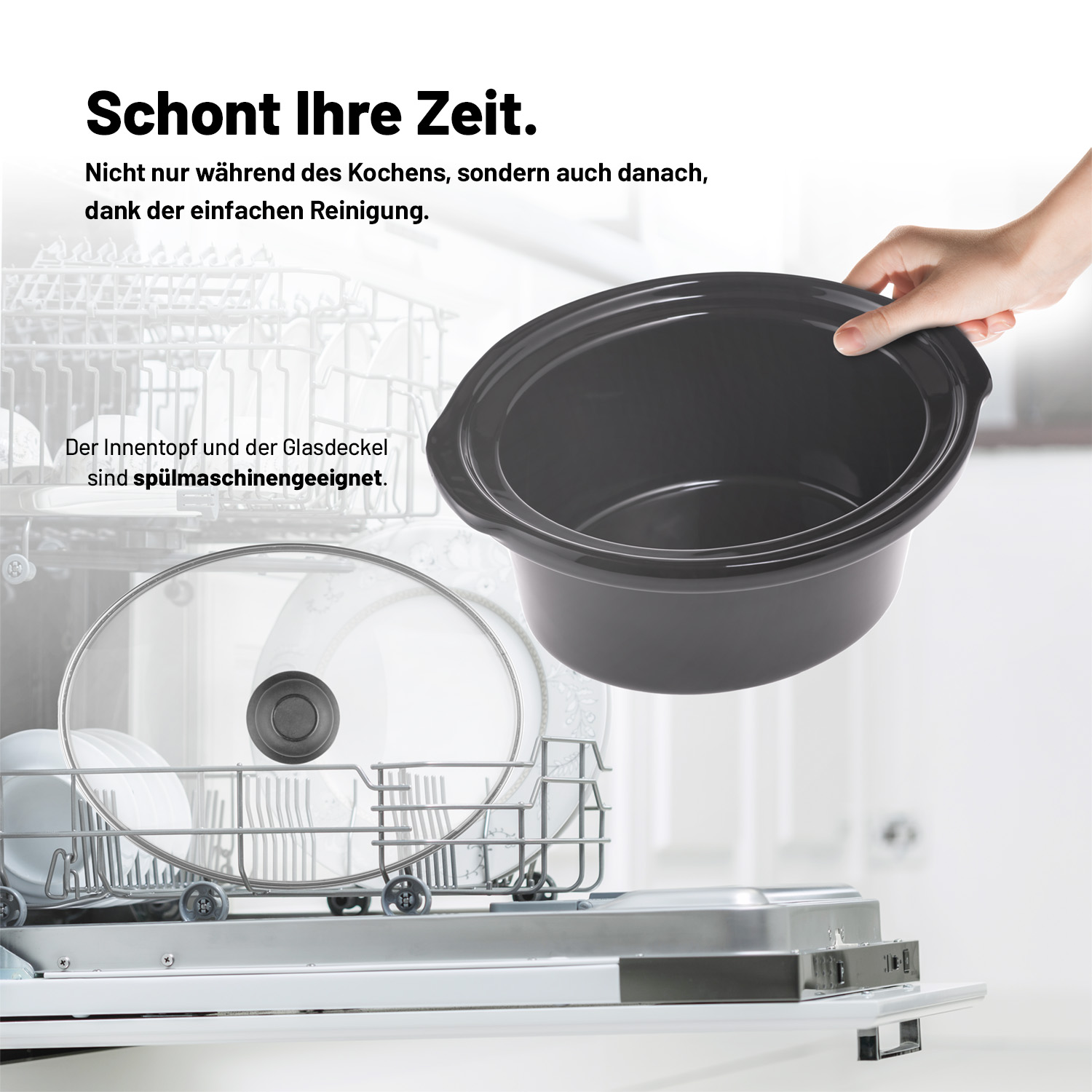 Ein schwarzer Slow Cooker wird über einer Spülmaschine gehalten, Text auf Deutsch.