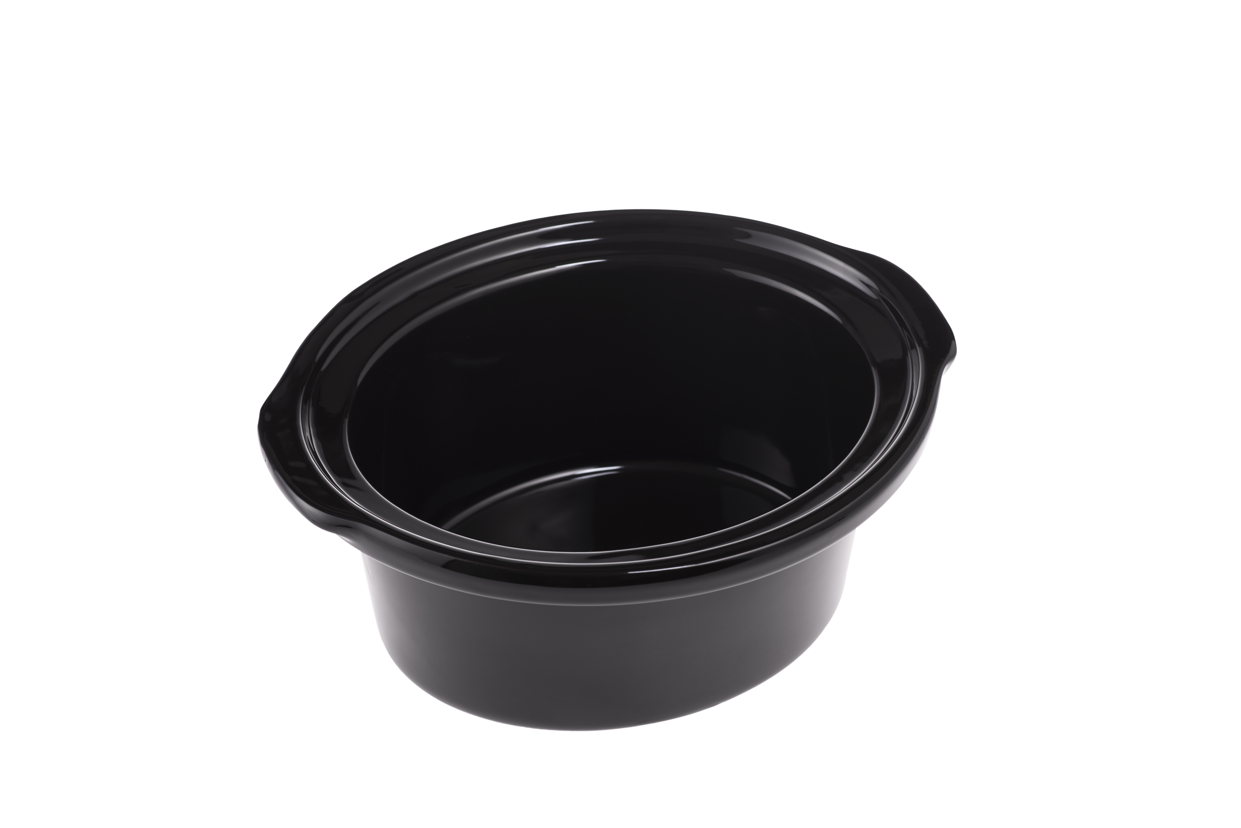 Ein schwarzer, ovaler Keramik-Slow-Cooker-Einsatz mit Griffen, leer, auf weißem Hintergrund.