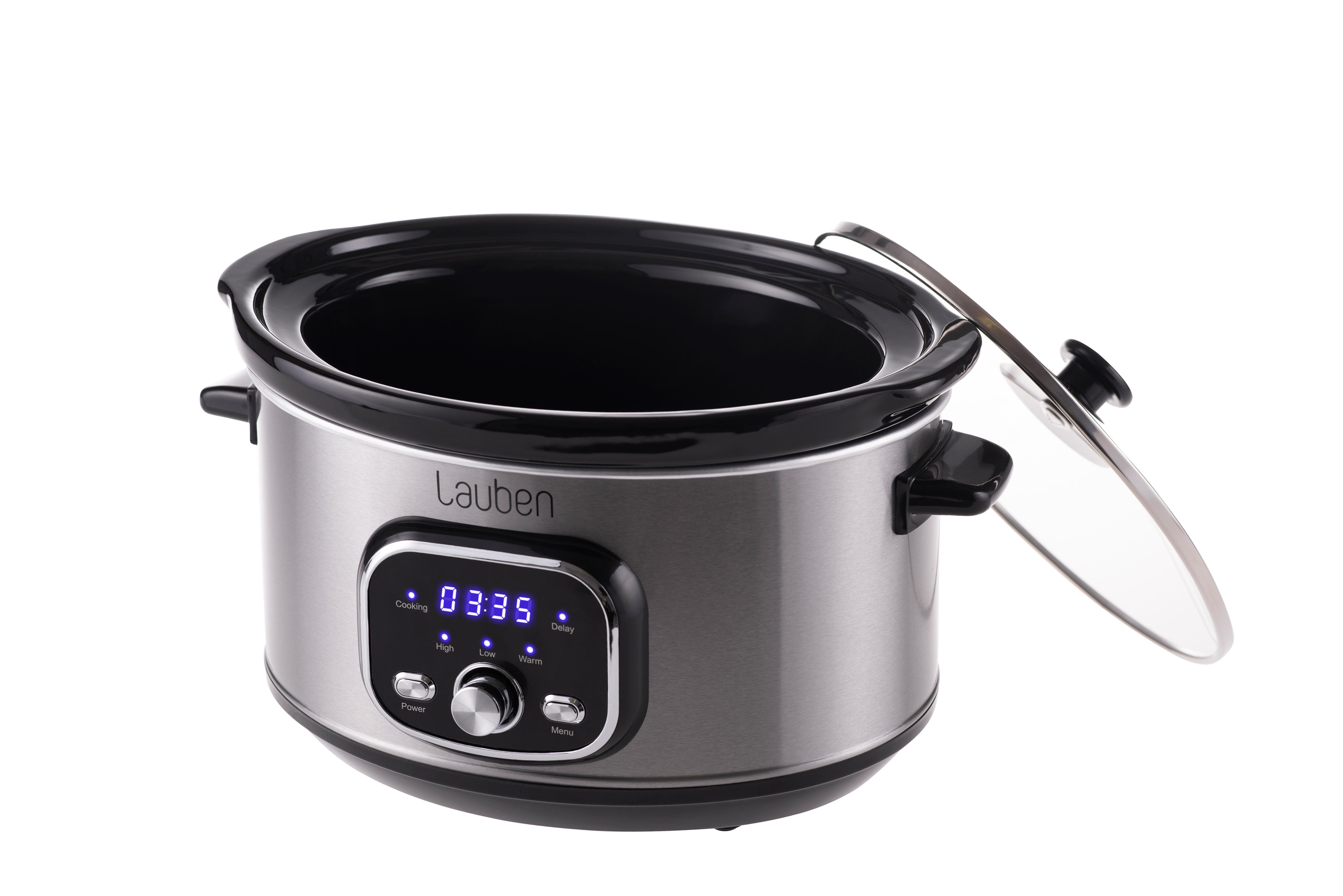 Silberner Slow Cooker mit schwarzem Deckel und Digitalanzeige, die die Zeit anzeigt. Der Deckel ist halb geöffnet.