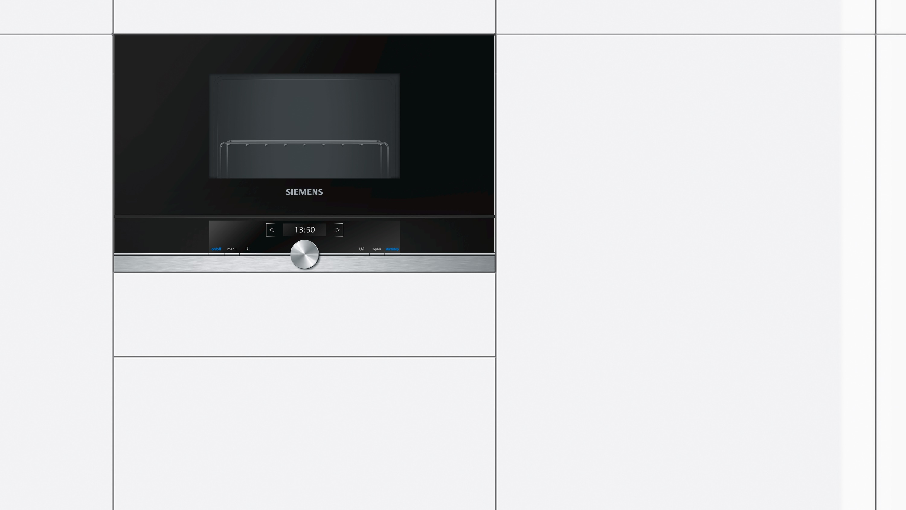 Un forno a microonde Siemens integrato. Ha un display e un pannello di controllo.
