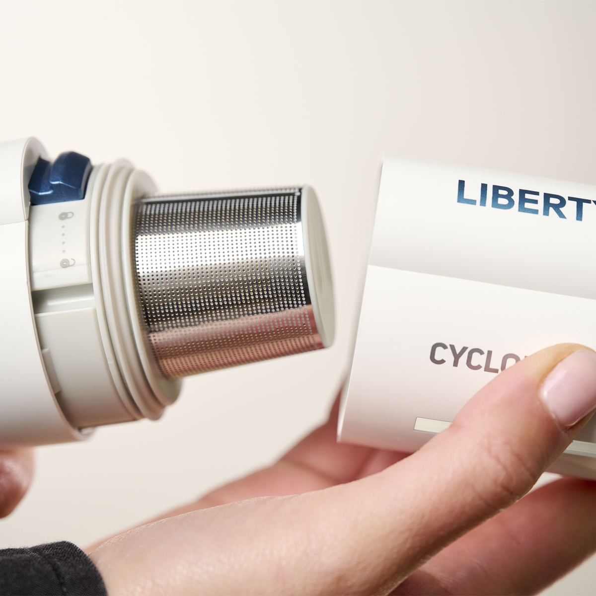 Una persona tiene un contenitore bianco aperto con le parole LIBERTY e CYCLONE.