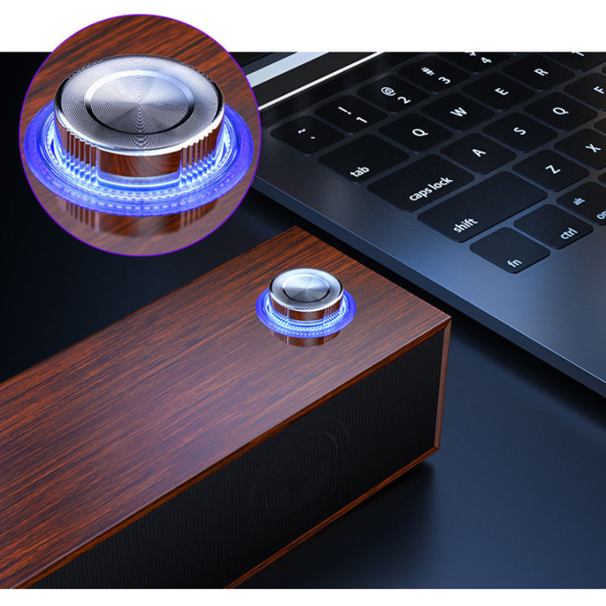 Altavoz de madera con un dial de volumen plateado con luz azul.