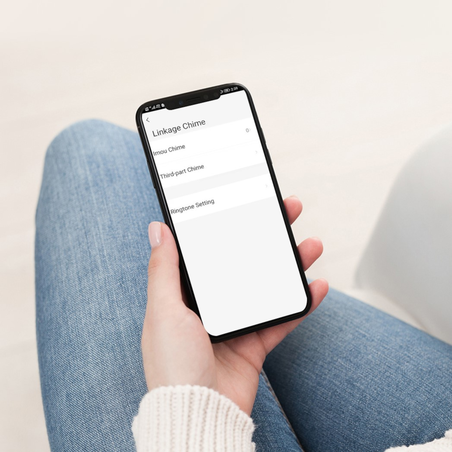 Mujer sosteniendo un teléfono inteligente negro que muestra un menú de configuración: Linkage Chime, Imou Chime y Configuración de tono.