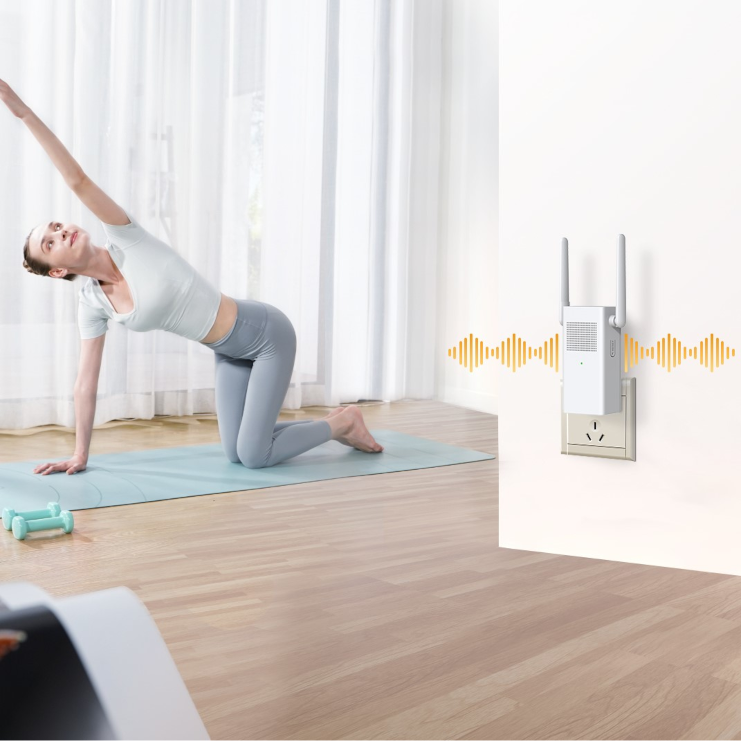 Mujer haciendo yoga con un enrutador inalámbrico enchufado. Se muestran ondas de sonido. Pared blanca y suelo de madera.