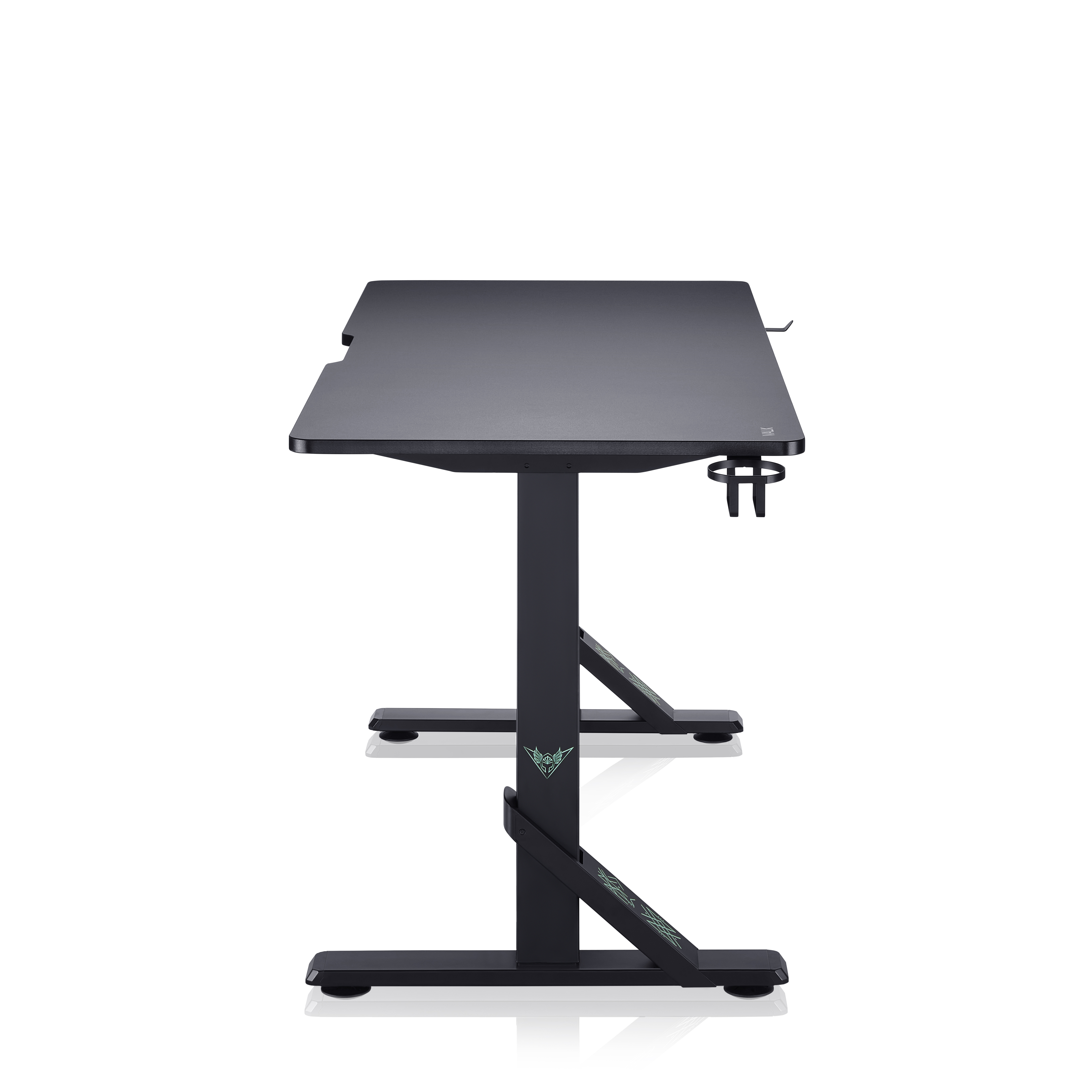 Un escritorio para juegos negro con un portavasos. Tiene una superficie y patas negras.