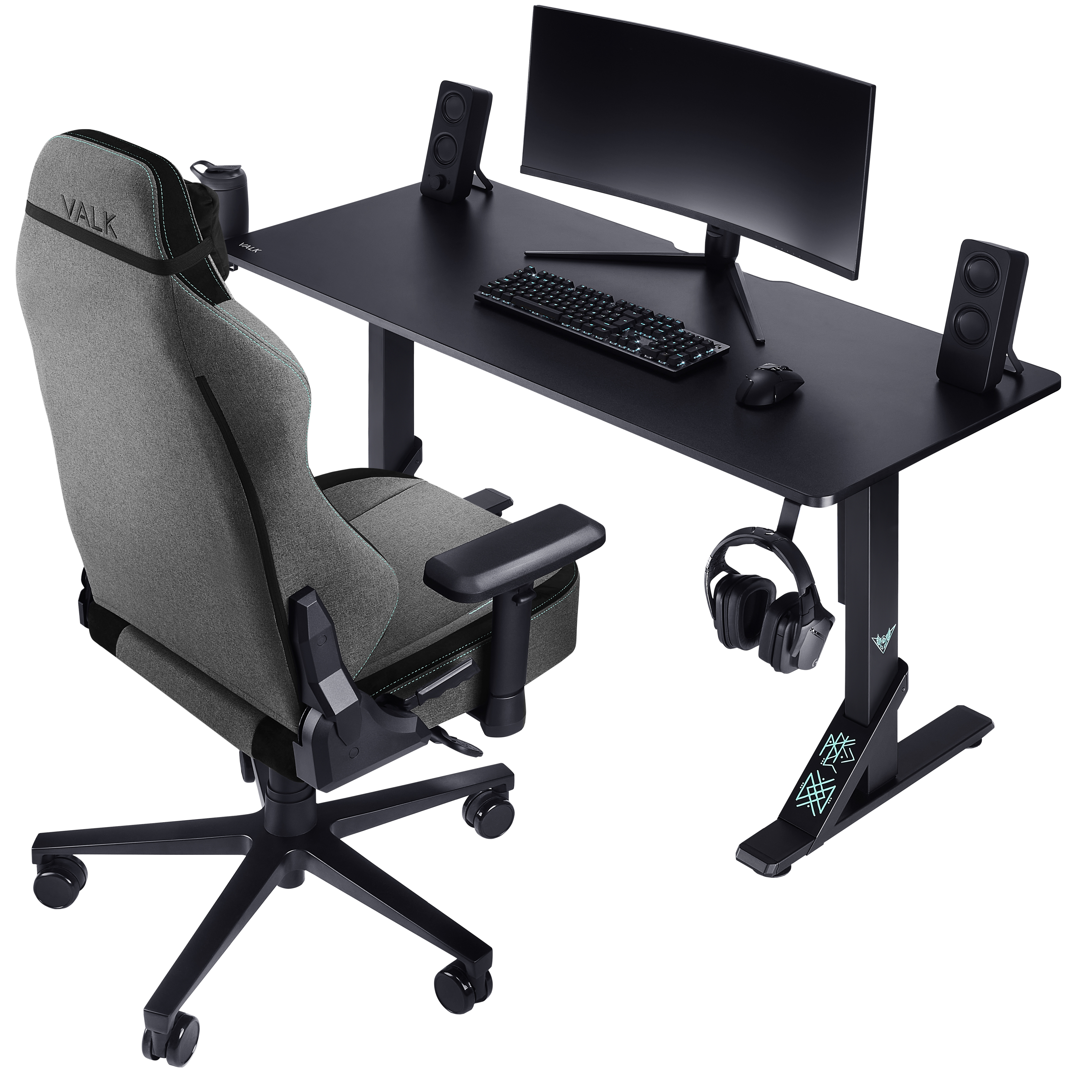 Configuración de juegos: escritorio negro con monitor curvo, silla, auriculares y altavoces.