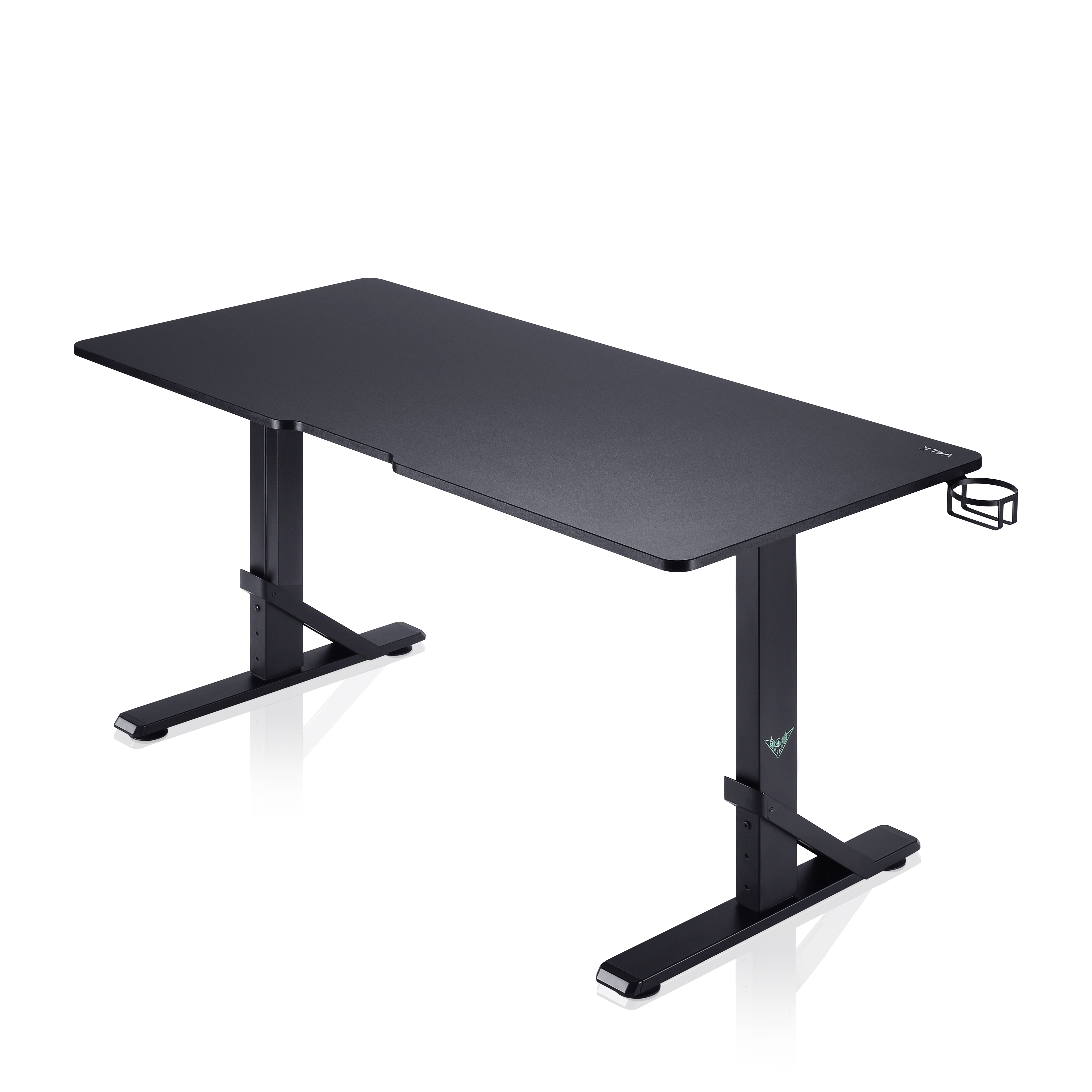 Un escritorio de juego negro con patas ajustables y un portavasos. El escritorio tiene un diseño elegante y minimalista.