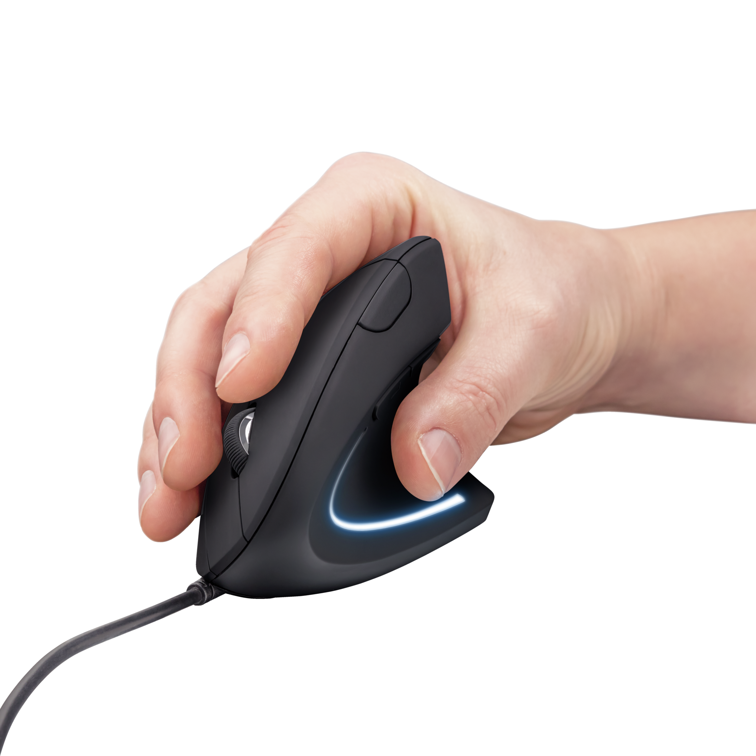 Ręka osoby trzymająca czarną mysz pionową. Mysz ma niebieskie światło z boku.