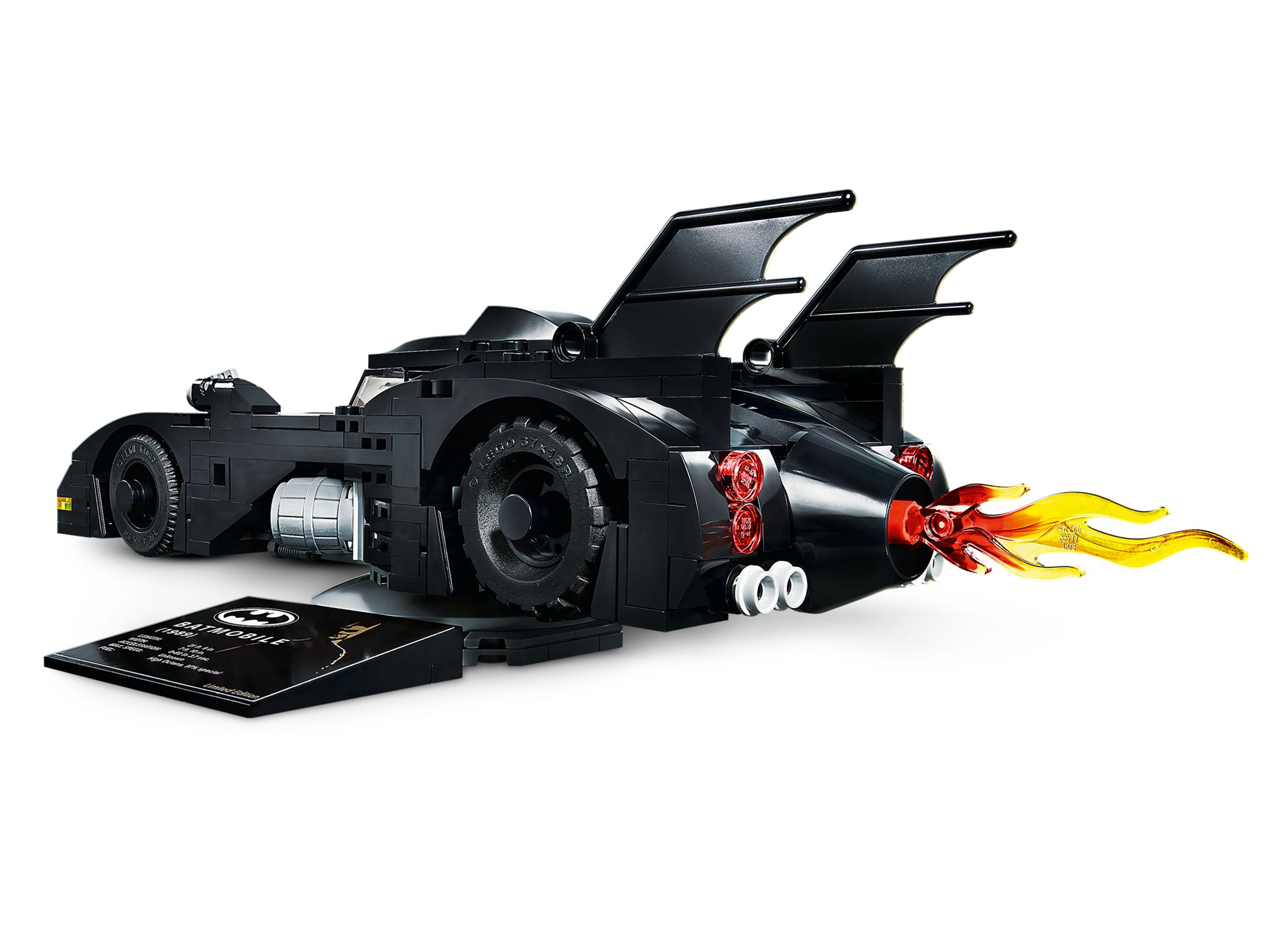 Een zwart Batmobile-model met vlammen uit de achterkant.