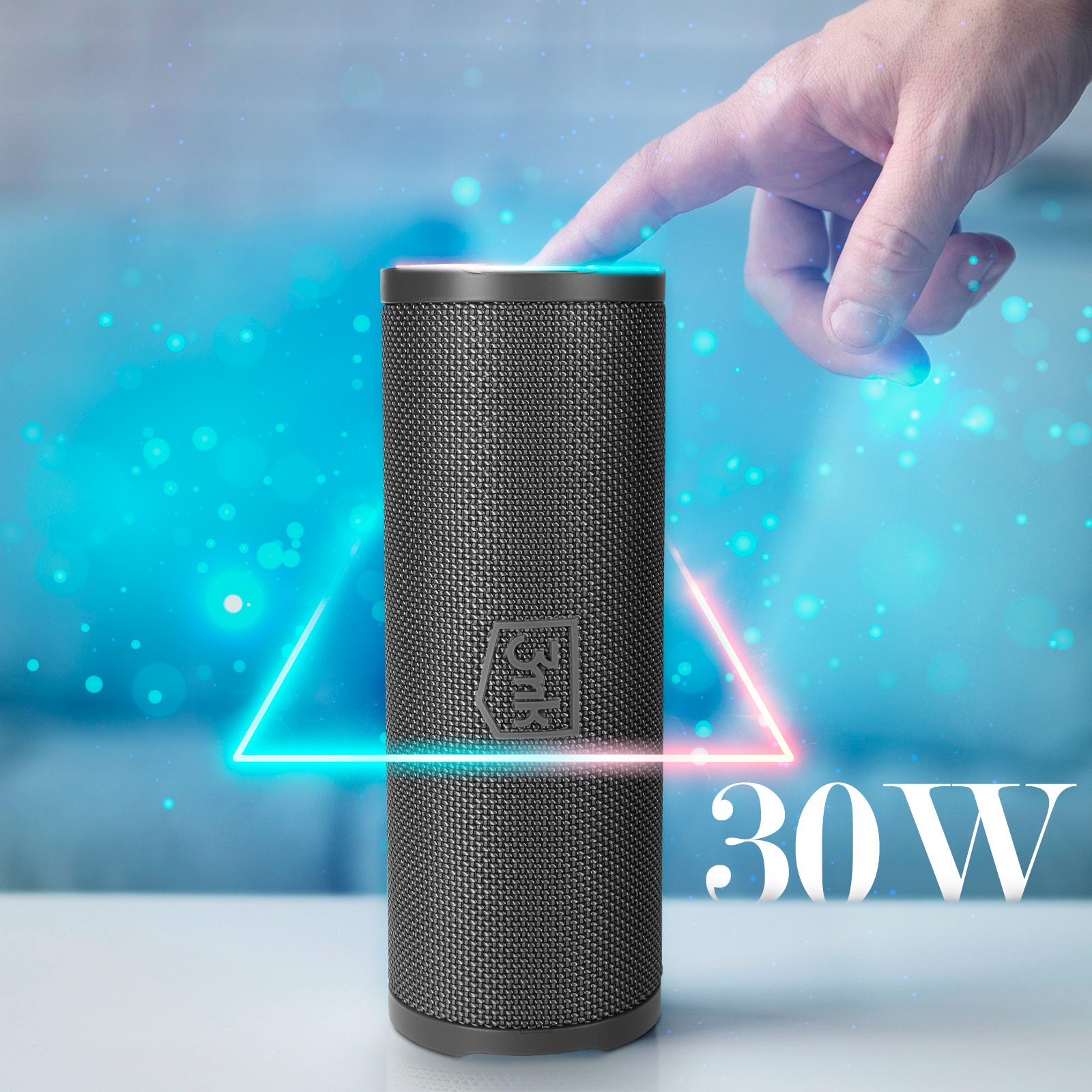 Dłoń dotykająca czarnego głośnika. Neonowy trójkąt wokół głośnika z tekstem 30W.