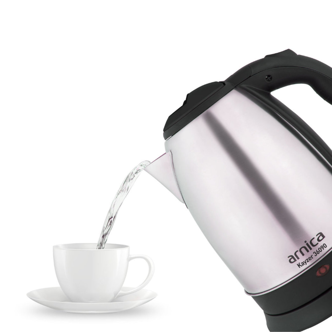 Silberner Wasserkocher gießt Wasser in eine weiße Tasse auf einer Untertasse. Isoliert auf Weiß.