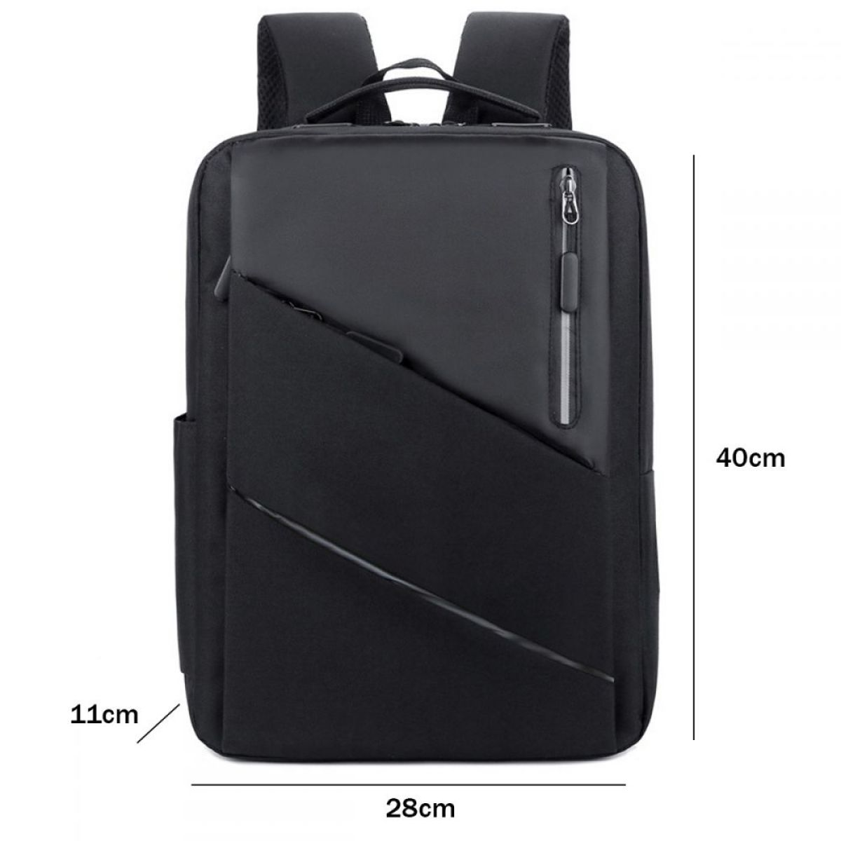Schwarzer Rucksack mit Fronttasche und Maßen auf weißem Hintergrund.