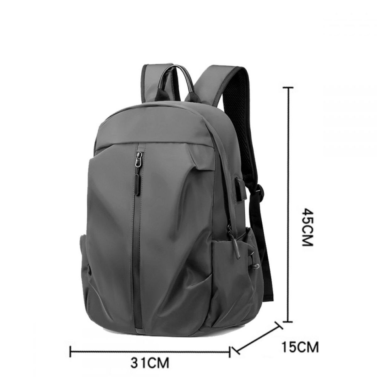 Grauer Rucksack mit schwarzen Gurten und Reißverschlüssen, Maße 45x31x15 cm.