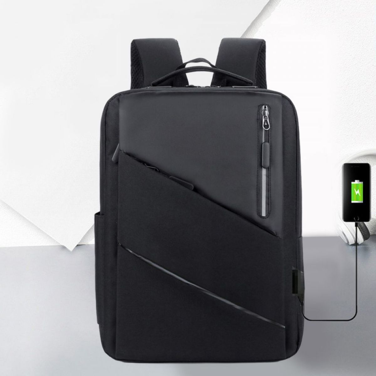 Schwarzer Rucksack mit Seitentasche und Ladeanschluss. Weißer Hintergrund.
