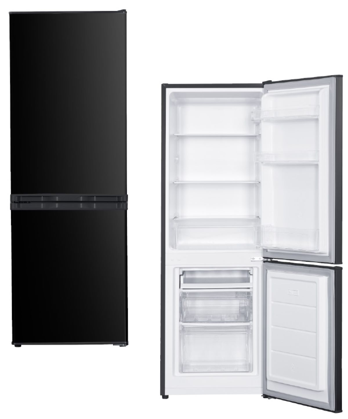Schwarzer Kühlschrank mit zwei Türen. Eine Tür ist geöffnet und zeigt Regale. Weißer Hintergrund.