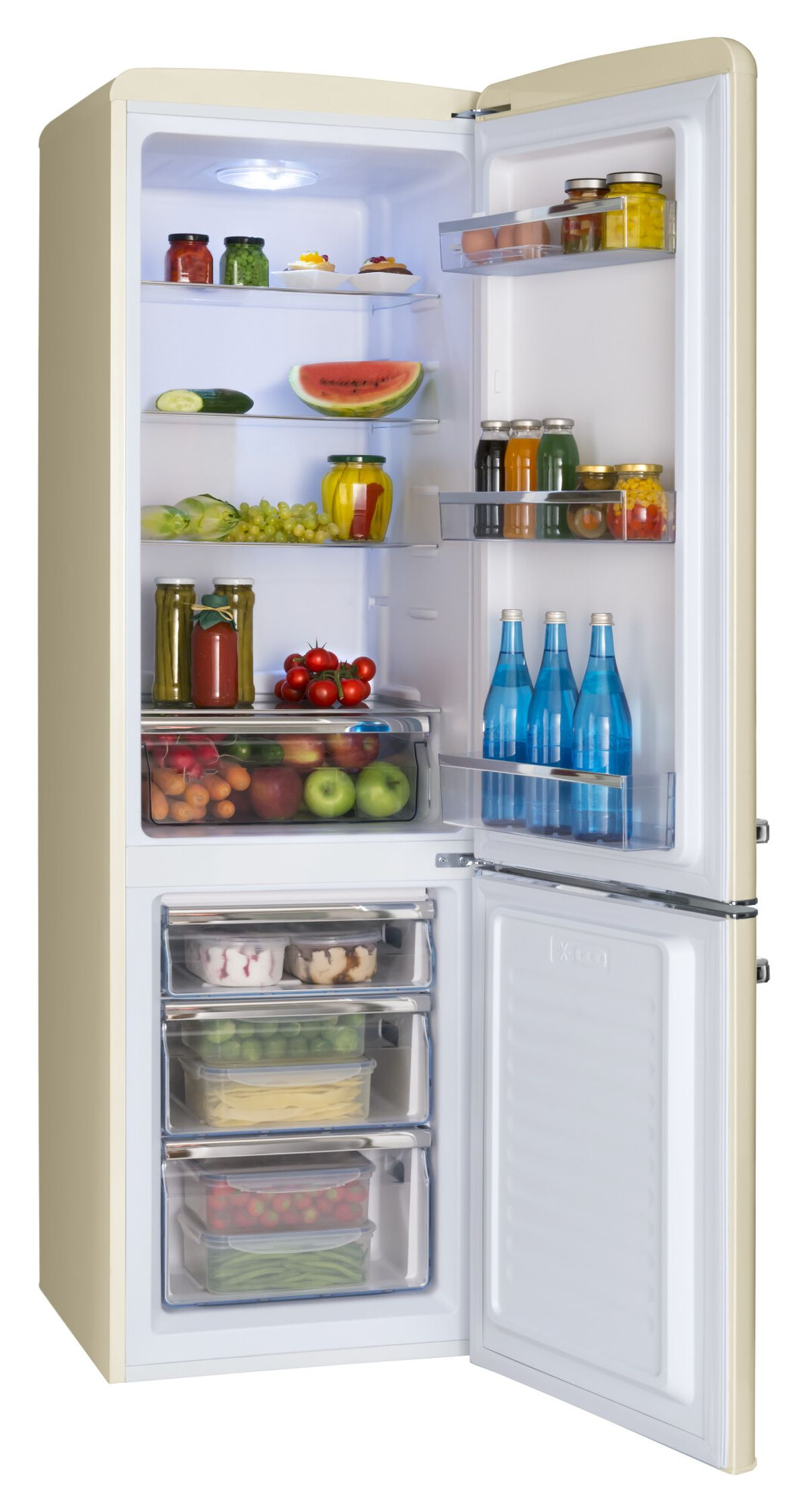 Beige Kühlschrank offen, mit Regalen. Enthält Lebensmittel, darunter Flaschen und Gemüse.