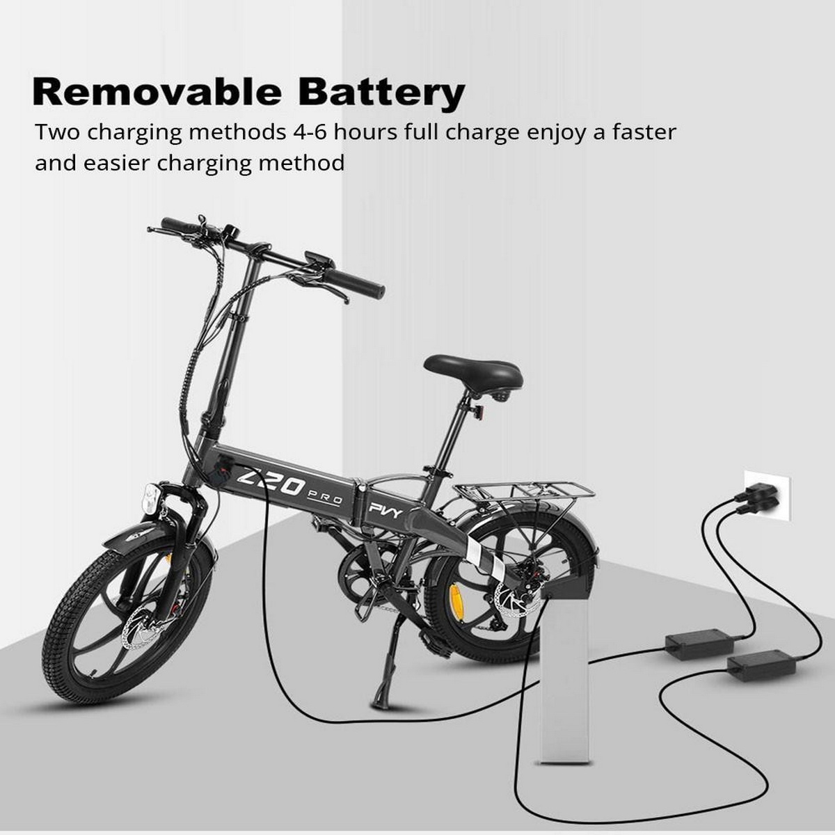 Bicicletta elettrica con batteria rimovibile, cavi di ricarica e presa a muro. La bici è nera.