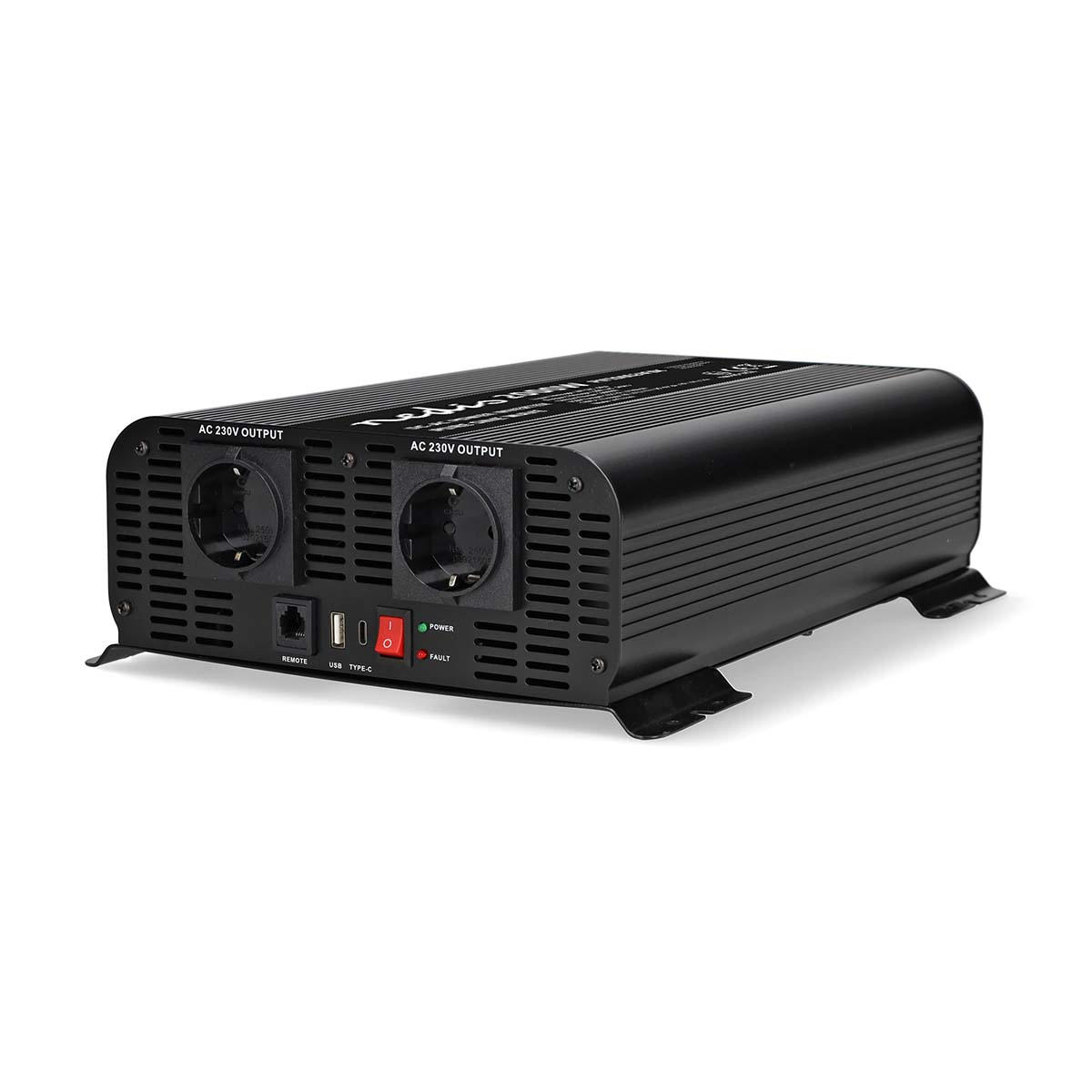 Een zwarte omvormer met poorten en indicatoren. Tekst: AC 230V OUTPUT, USB, TYPE-C, Power, Fault.