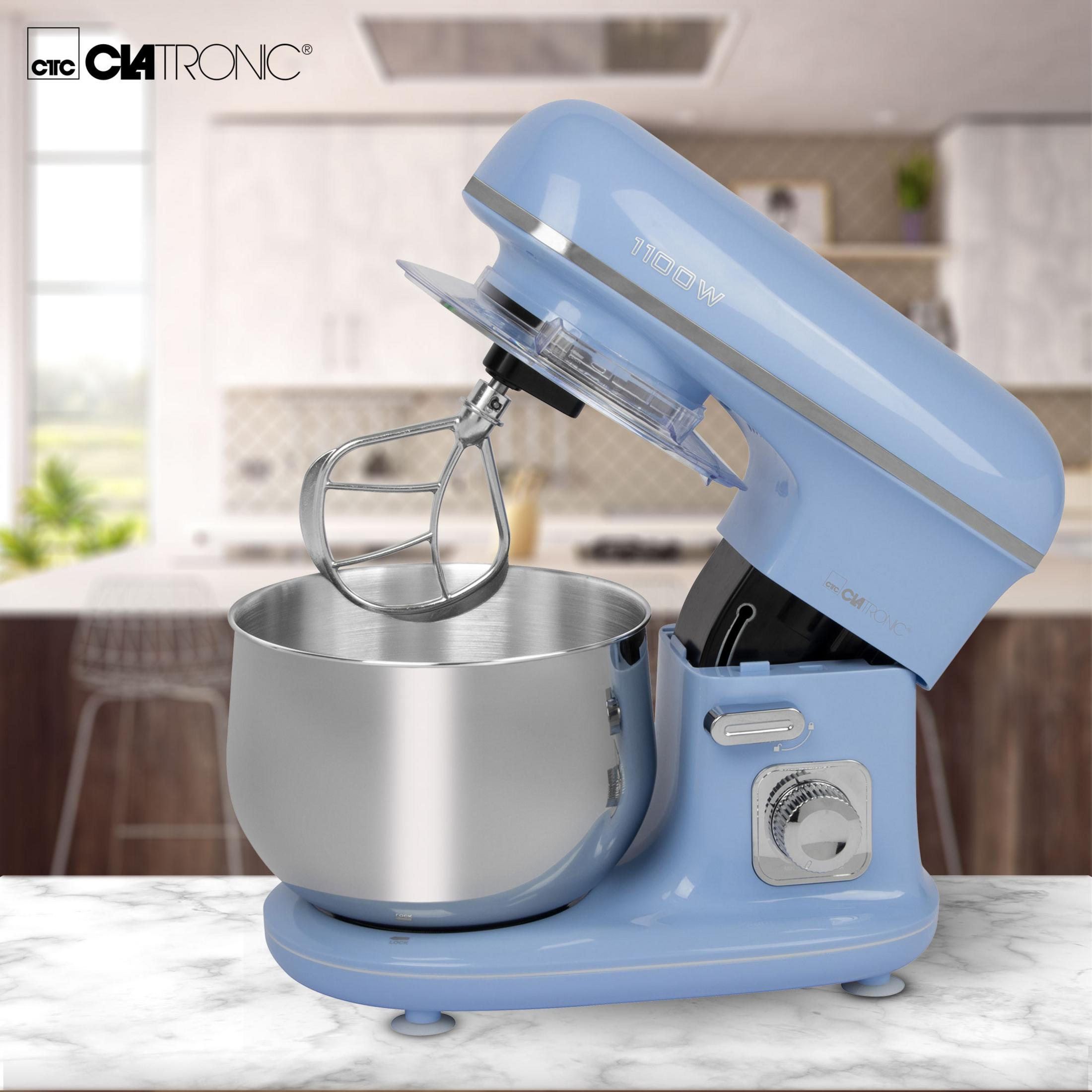 Niebieski mikser stojący w stylu retro ze stalową misą, w kuchni.