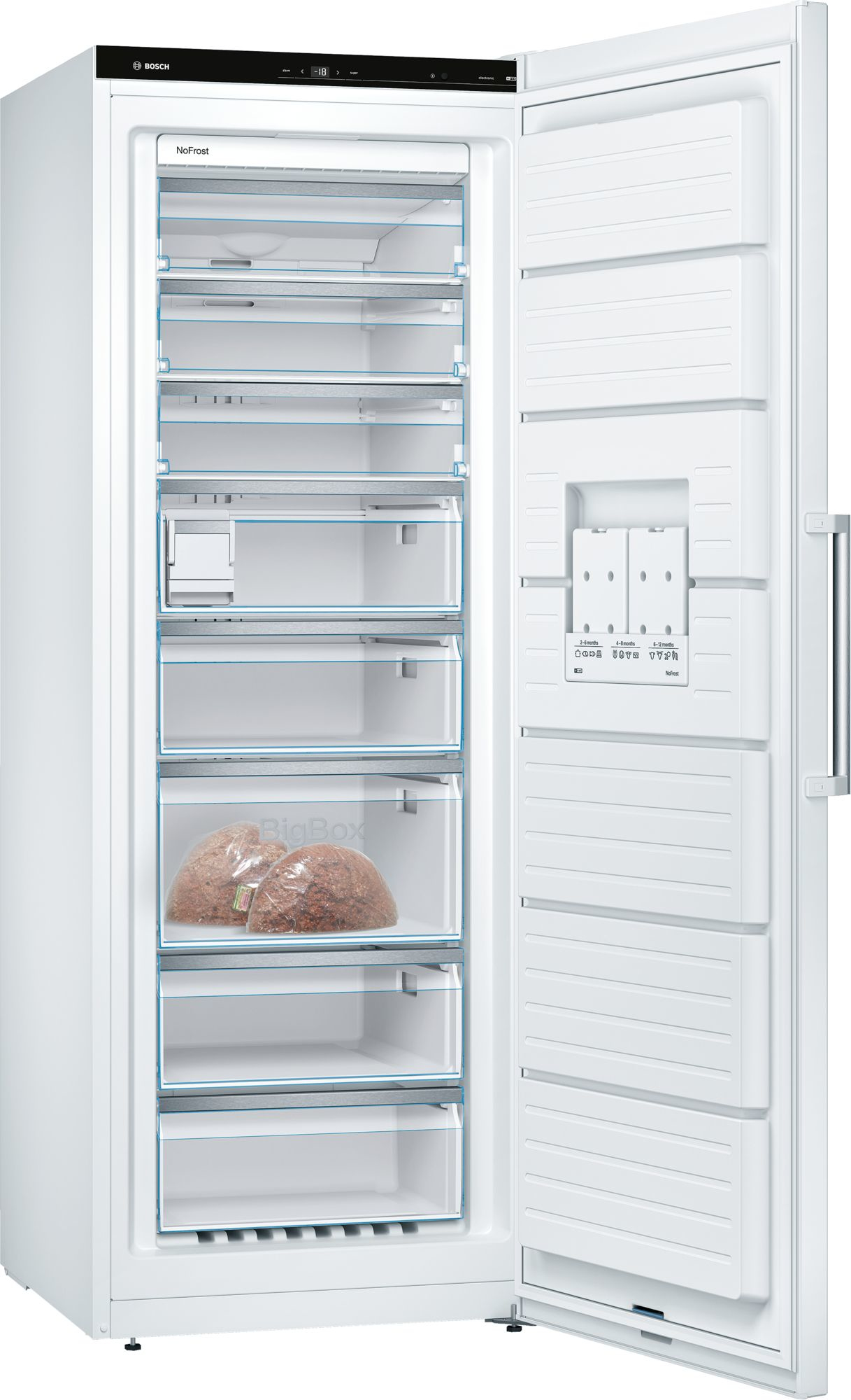 Ein weißer Kühlschrank mit offener Tür, die Regale und Schubladen freigibt. Hintergrund: eine weiße Wand.