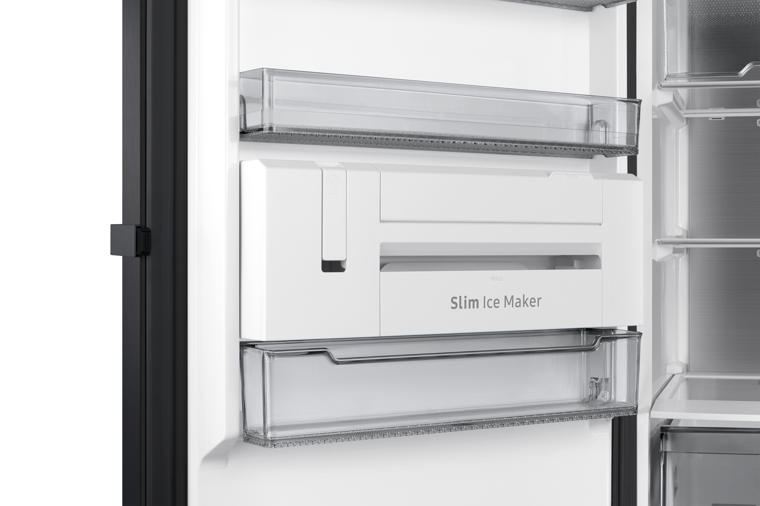 Wnętrze czarnej lodówki Samsung. Znajduje się w niej wąska kostkarka do lodu i przezroczyste pojemniki do przechowywania.