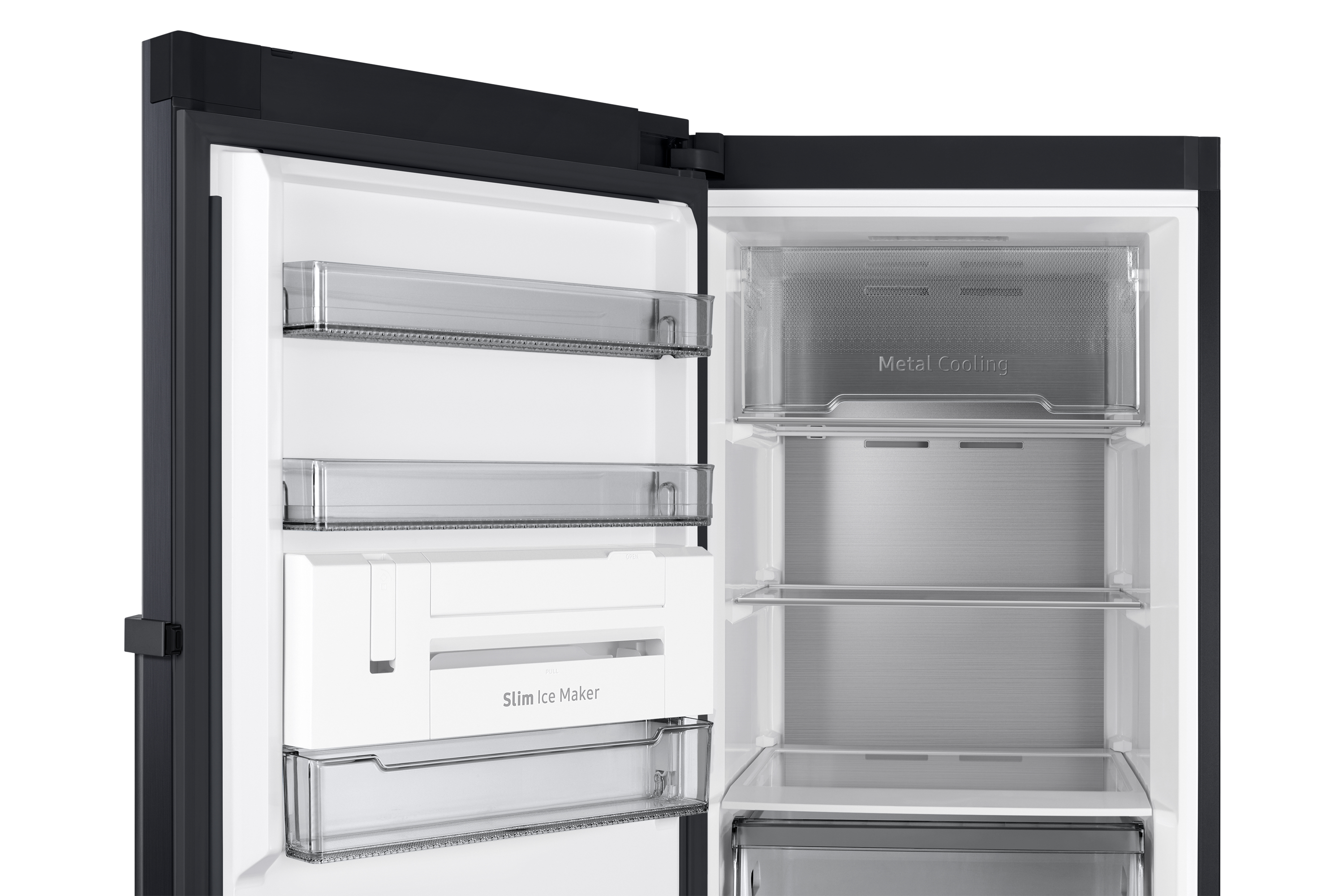 Wnętrze czarnej lodówki z półkami i szufladami. Białe wnętrze. Otwarte drzwi.