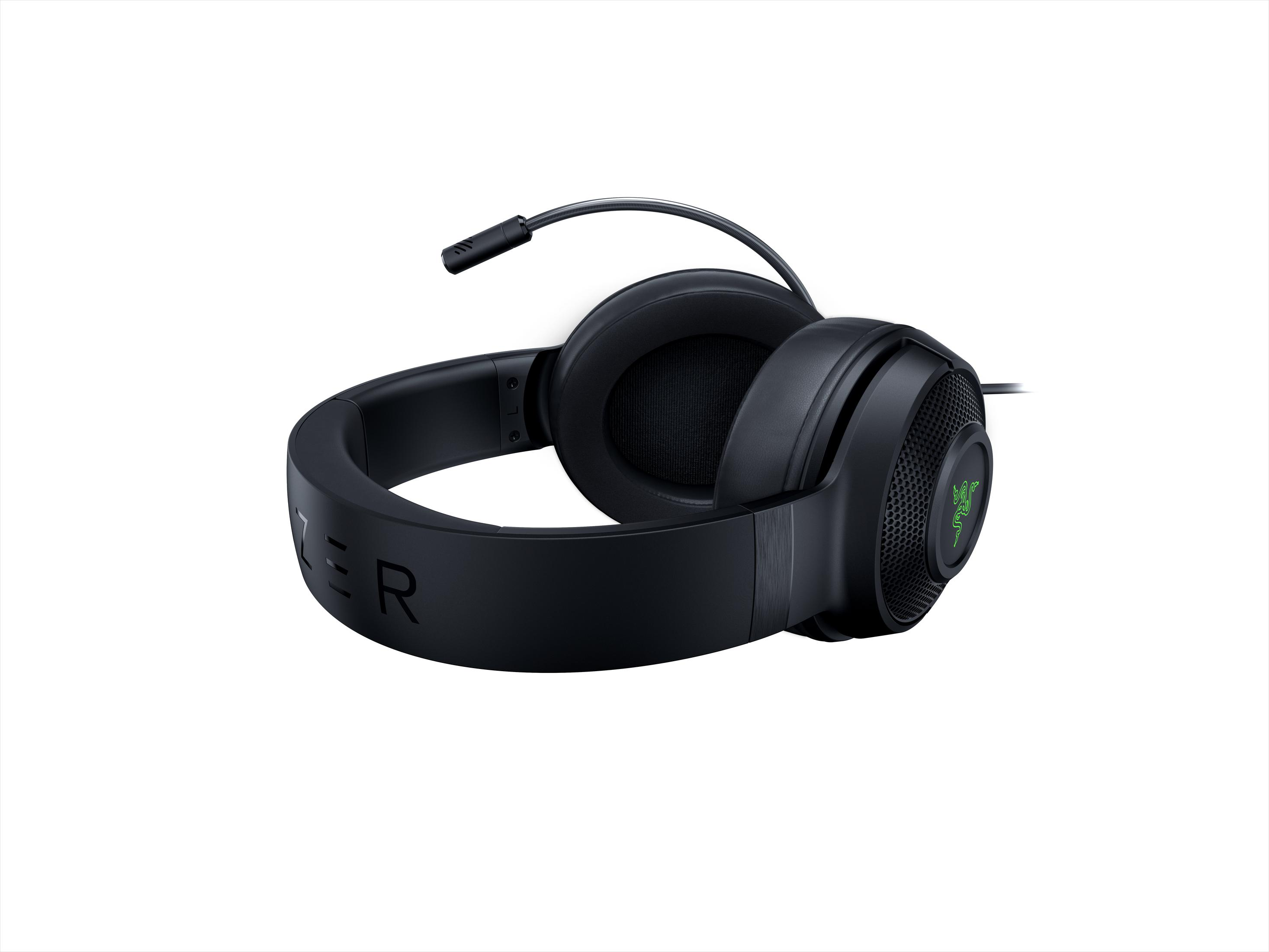 Cuffie Razer nere con microfono collegato, su sfondo bianco.