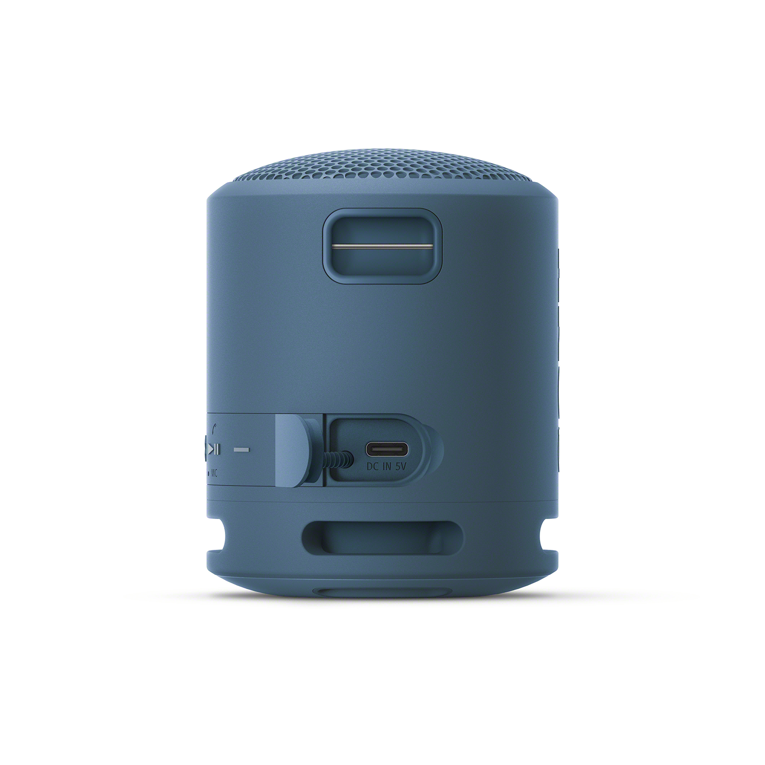 Altoparlante portatile cilindrico blu con parte superiore in rete e porta USB. Sfondo bianco.