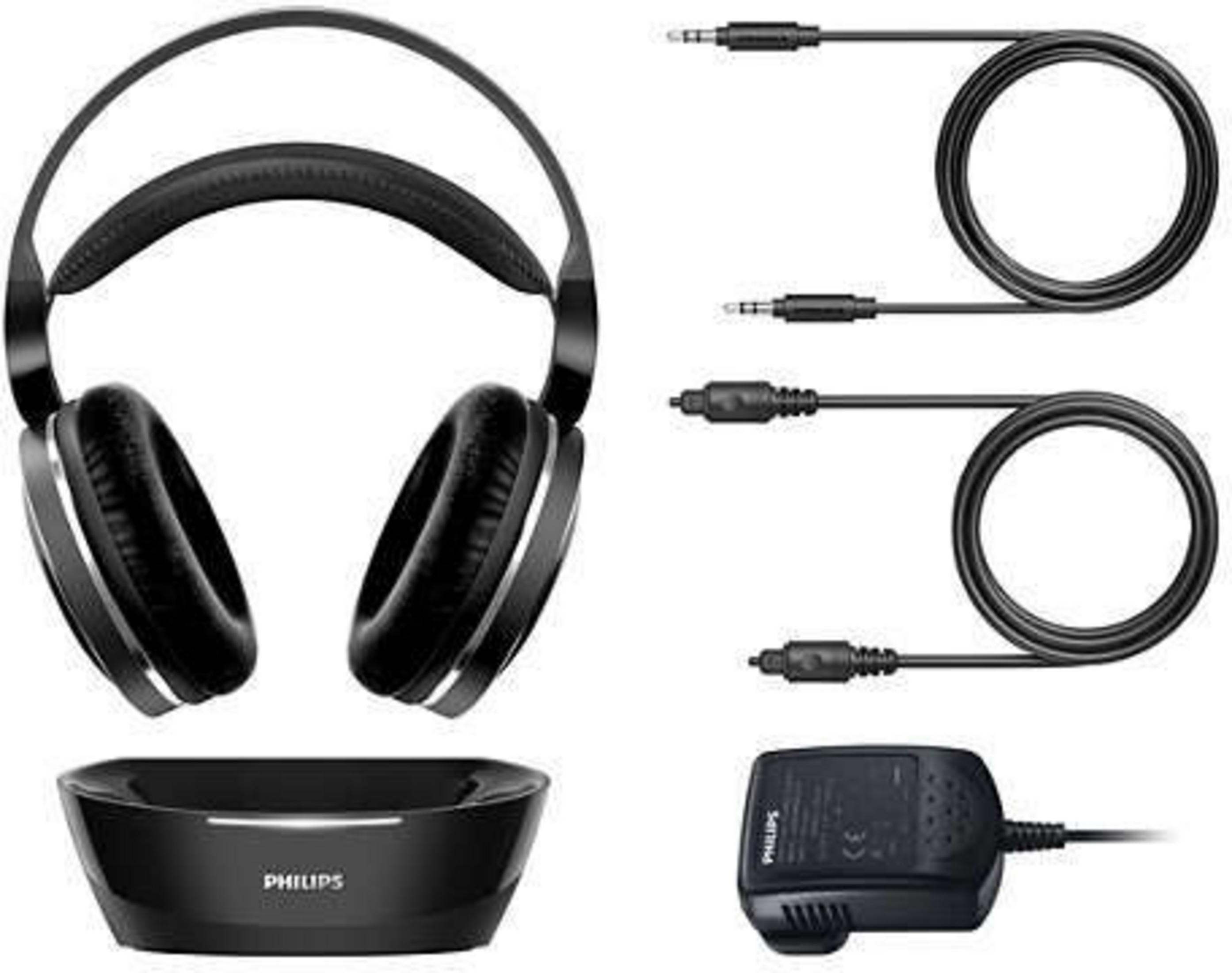 Auriculares negros con base negra y accesorios de carga como cables y un adaptador de corriente.