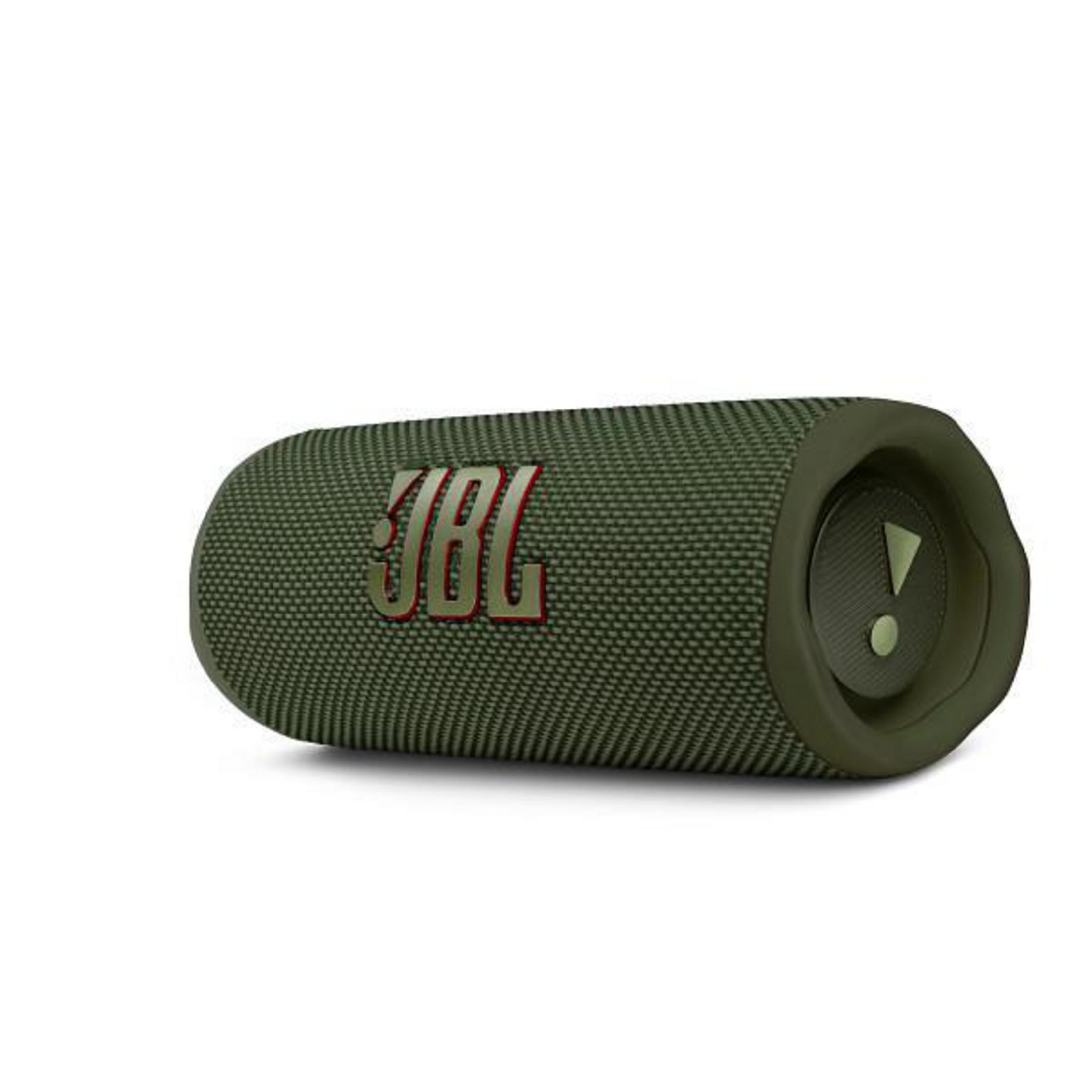 Altavoz JBL verde sobre fondo blanco. Forma cilíndrica. Logotipo JBL en rojo. Botones de control laterales.