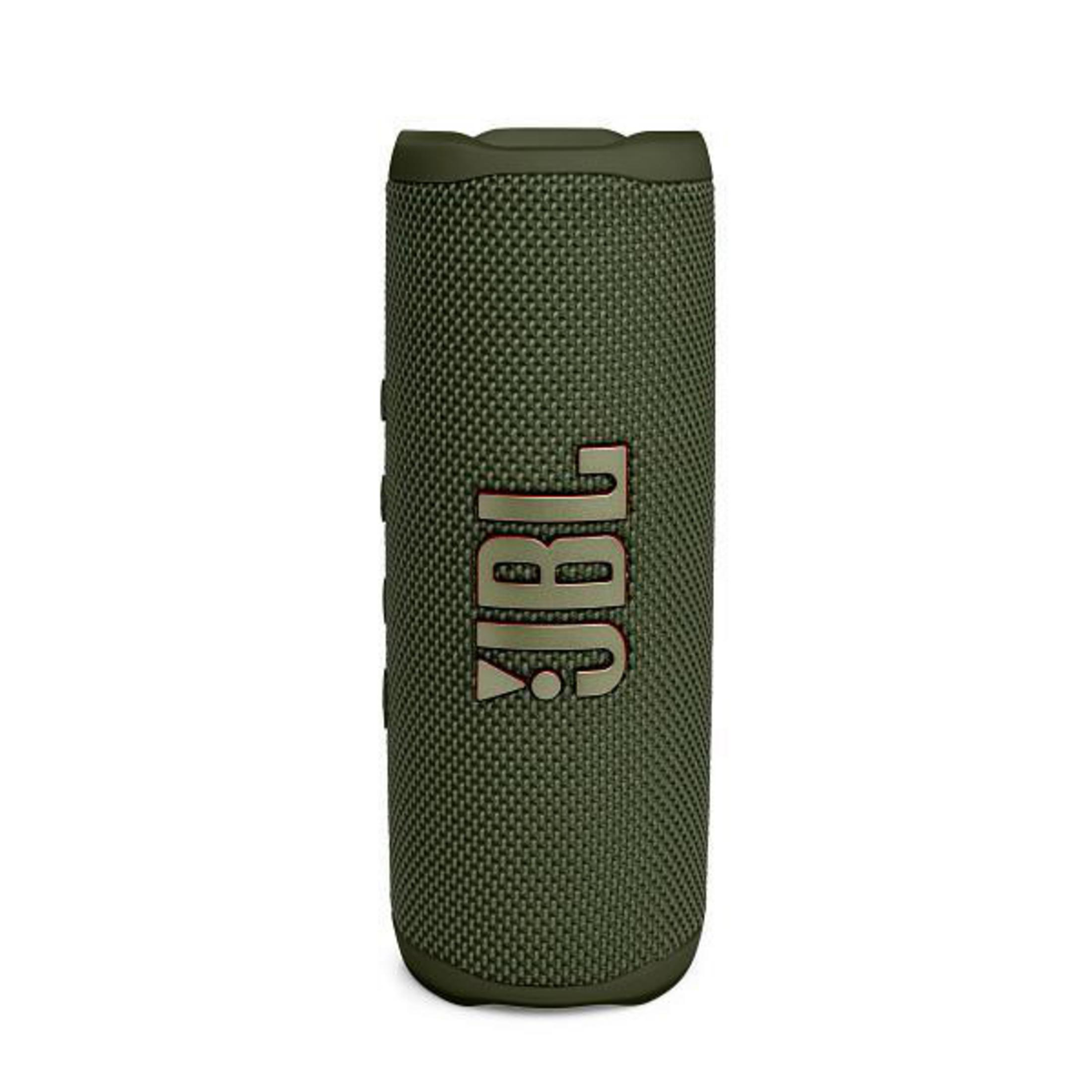 Altavoz JBL verde oliva de pie. El logotipo JBL es rojo. El altavoz tiene una superficie texturizada.