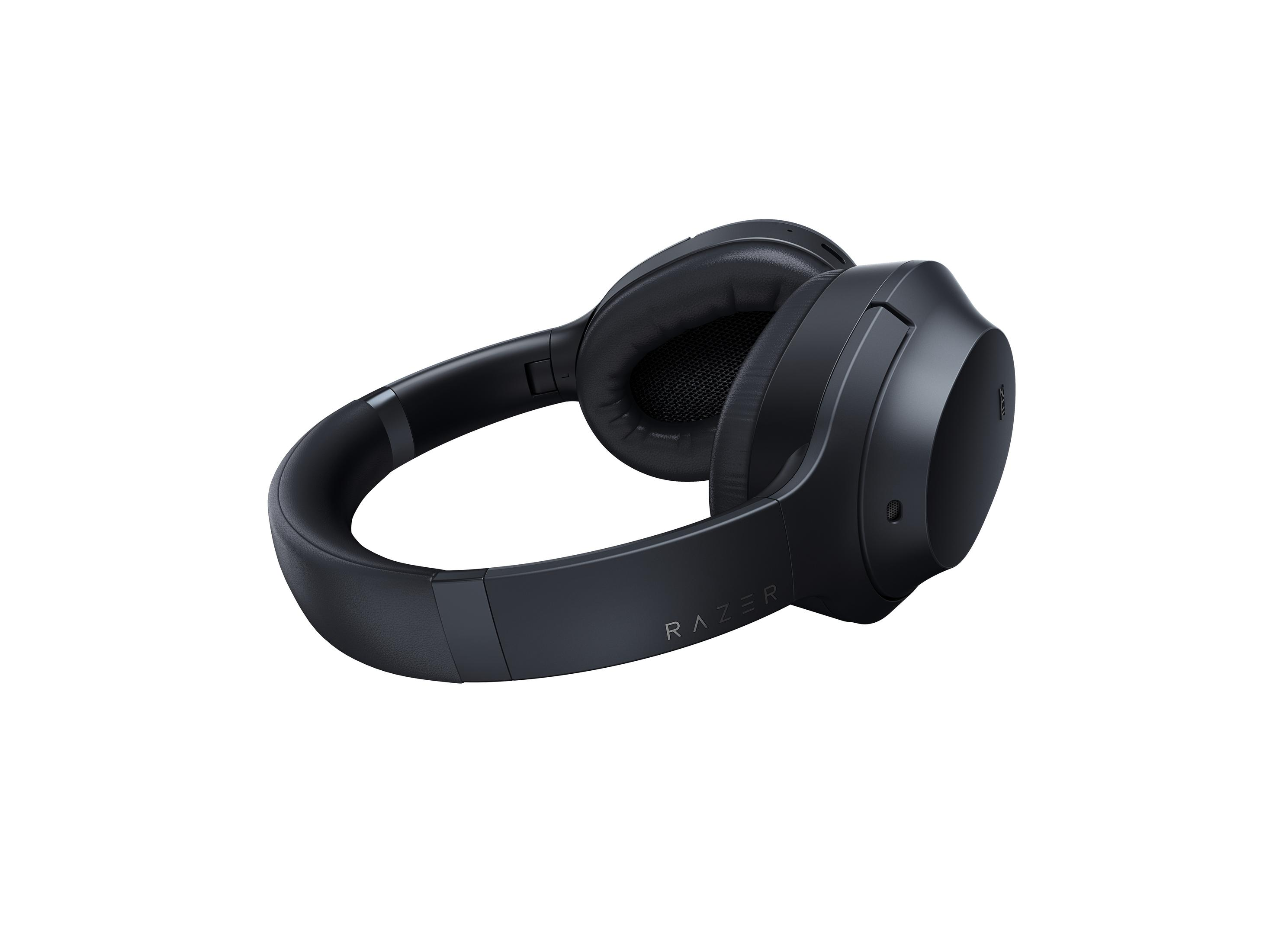 Czarne słuchawki Razer na białym tle. Tekst Razer widoczny na słuchawkach.