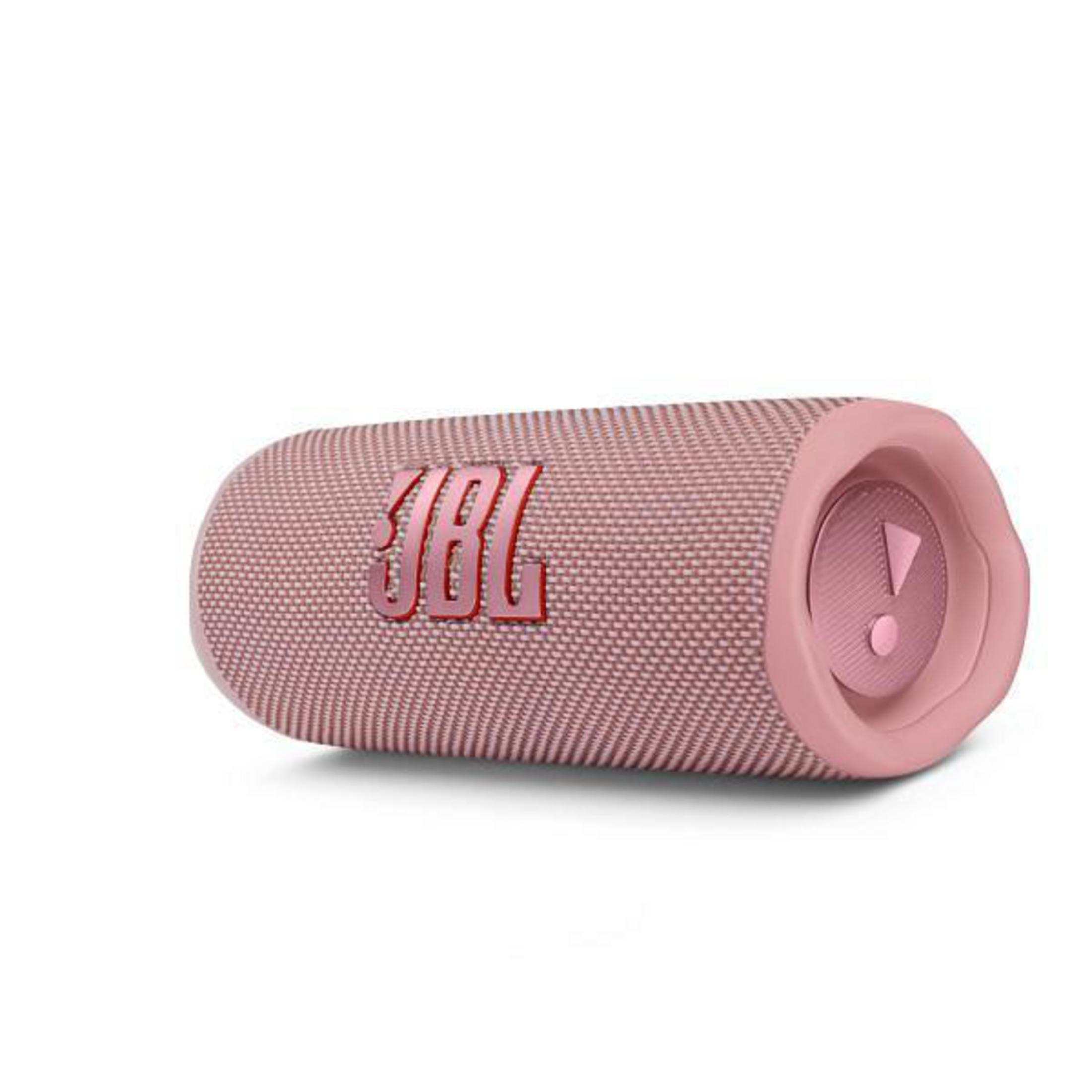 Ein rosa, zylindrischer JBL-Lautsprecher liegt horizontal. Er hat das JBL-Logo und einen Ausrufezeichen-Knopf an der Seite.