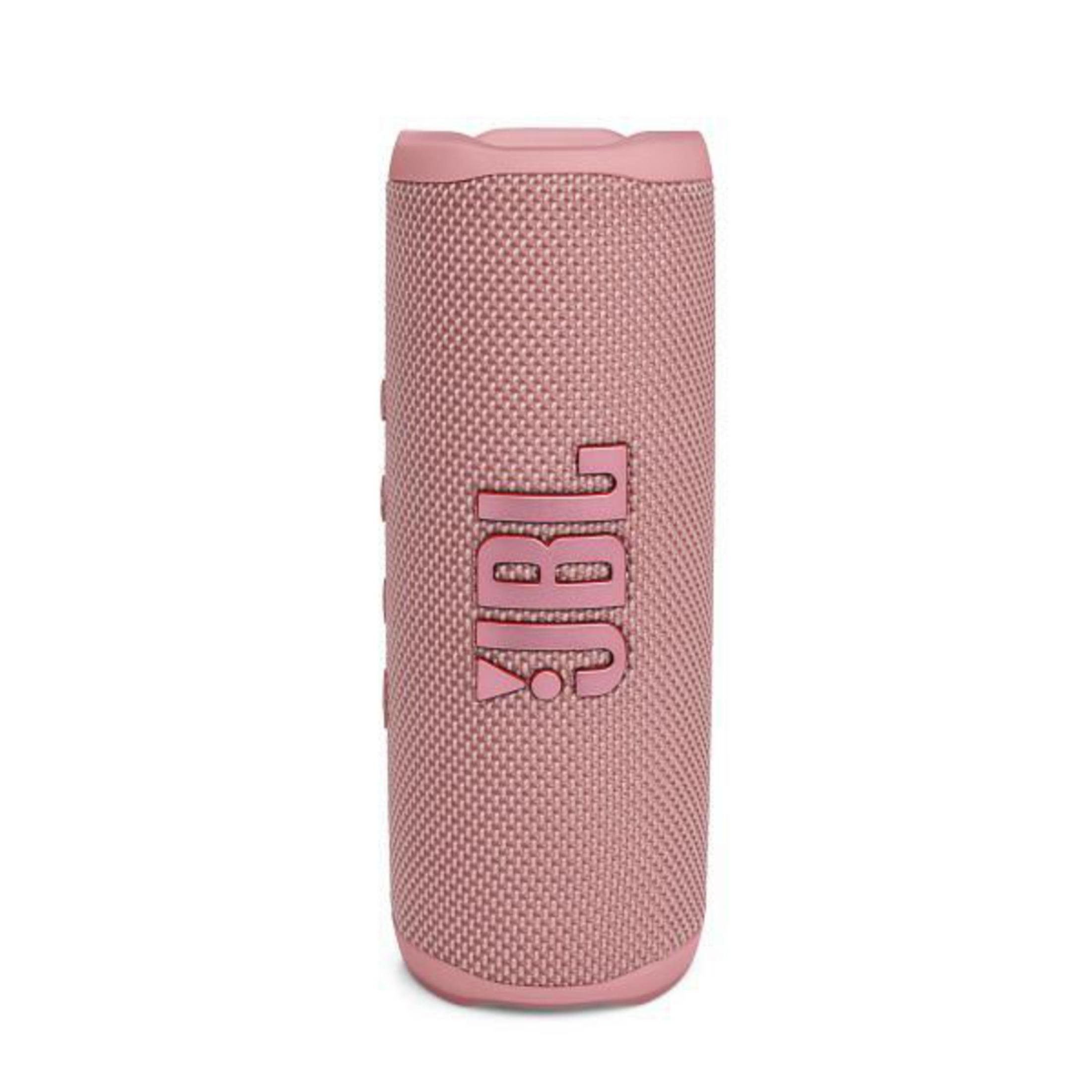 Un altavoz portátil JBL rosa con el logotipo de JBL en la parte delantera. Tiene forma cilíndrica.
