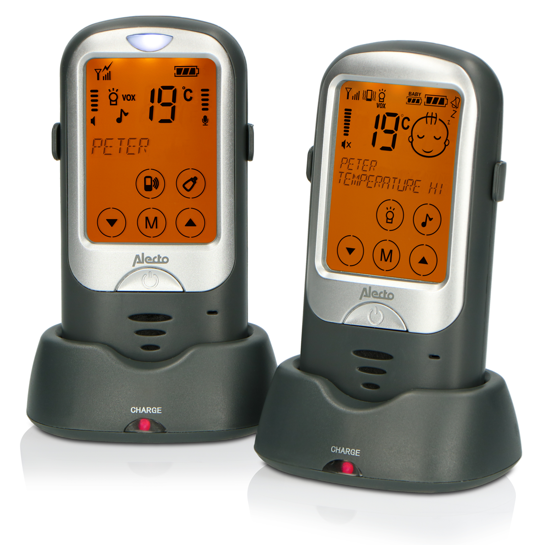 Zwei Babyphone mit LCD-Bildschirmen, die Temperatur und Einstellungen anzeigen. Sie stehen in Ladestationen.