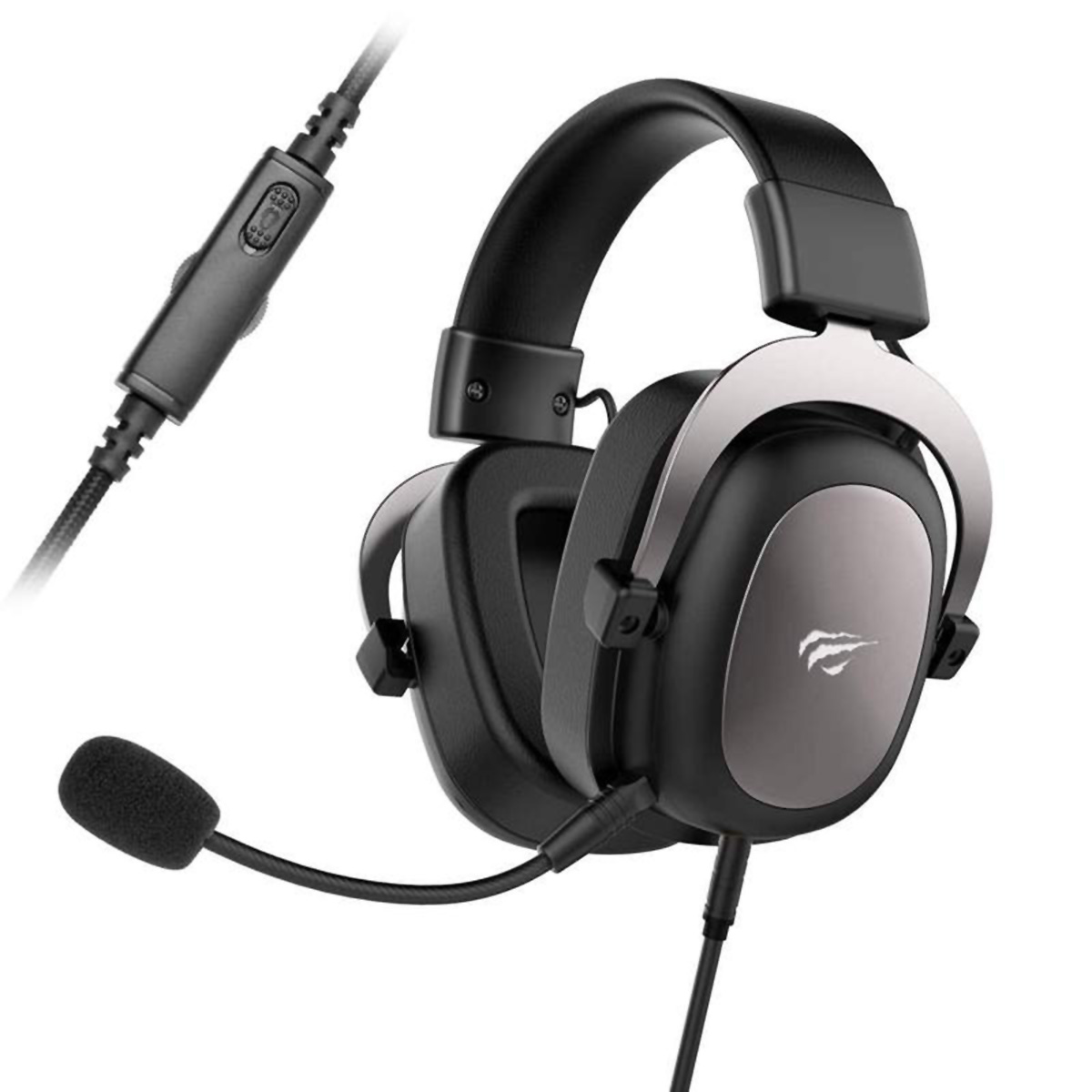 Auriculares negros y plateados con micrófono. Cable negro conectado a una unidad de control. Fondo blanco.