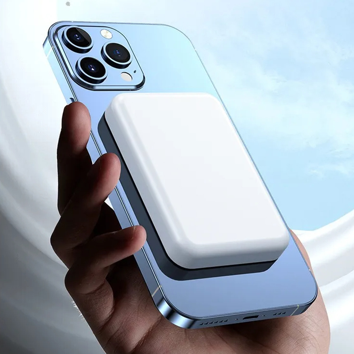 Un teléfono azul con una plataforma de carga blanca adjunta. Fondo de cielo.