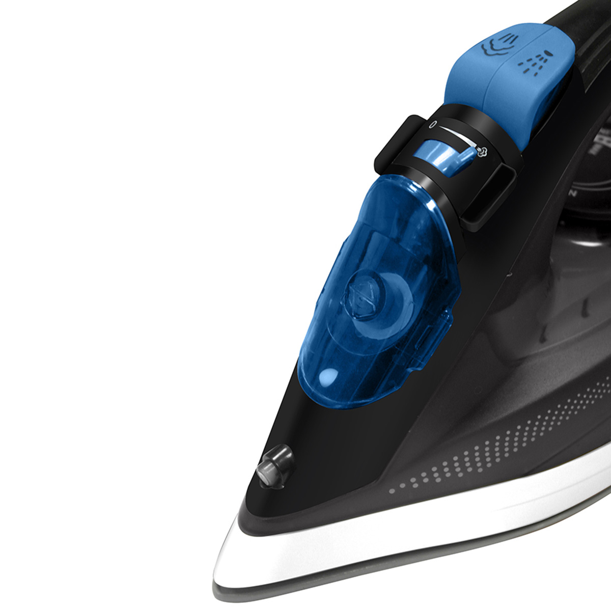 Primer plano de plancha negra con depósito de agua azul y mango blanco.
